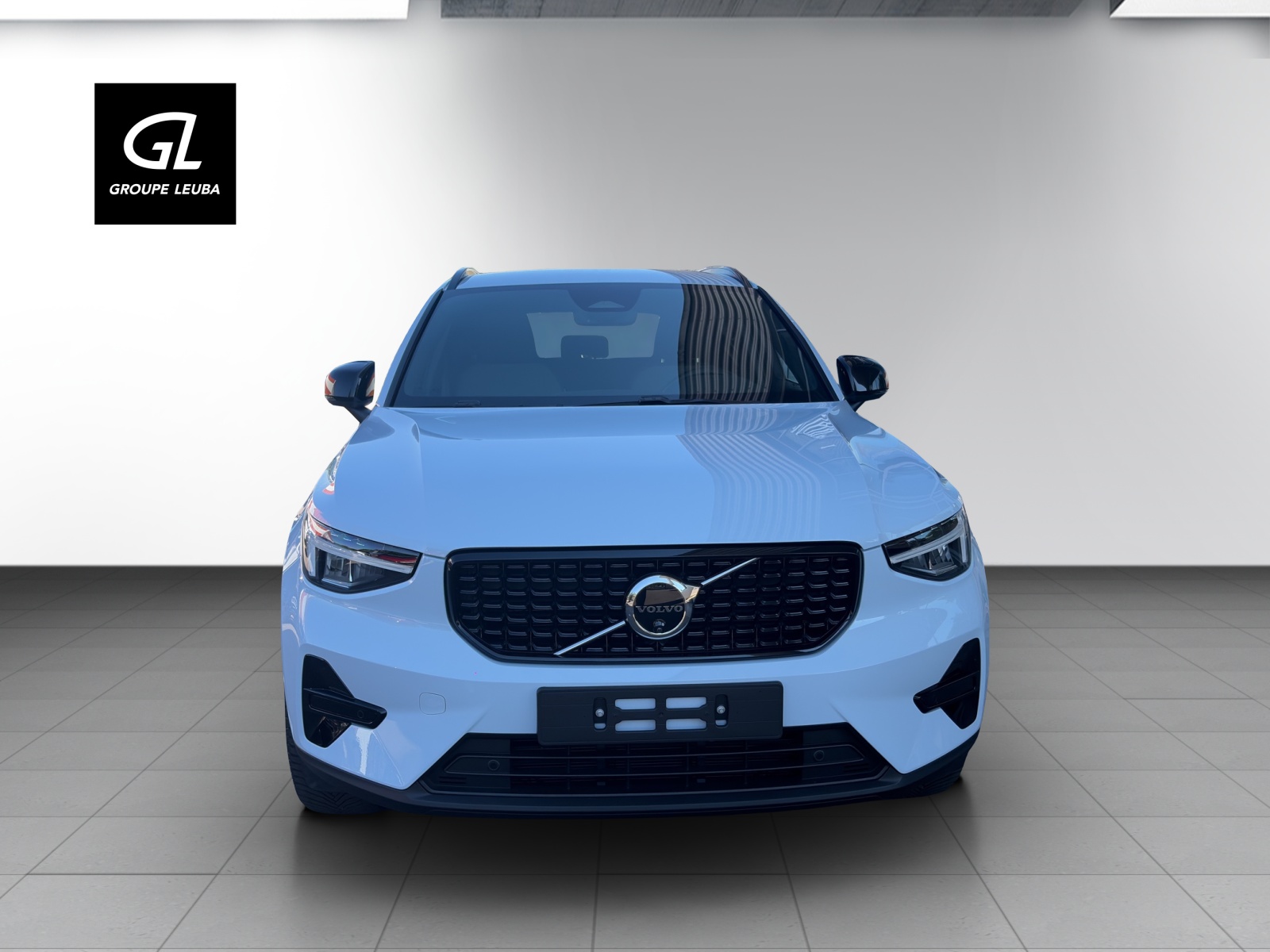 VOLVO XC40 B3 MHD Plus Dark-showroom-element-1