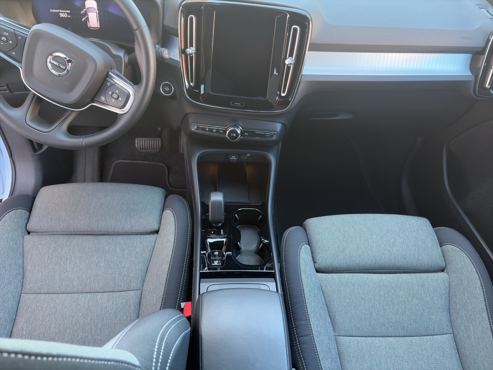 VOLVO XC40 B3 MHD Plus Dark-image-11