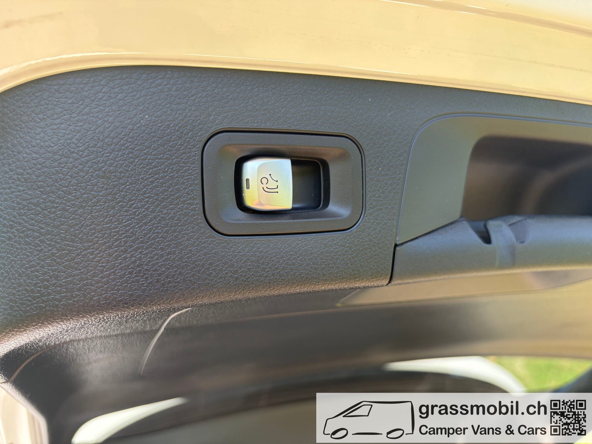 MERCEDES-BENZ EQC 400 4Matic EQ Star-image-13