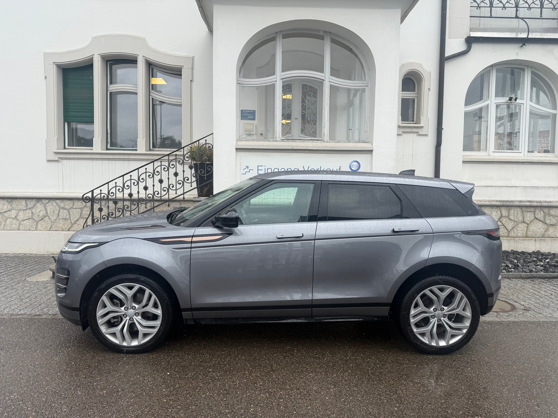 LAND ROVER Range Rover Evoque 2.0 T R-Dynamic SE-showroom-element-3