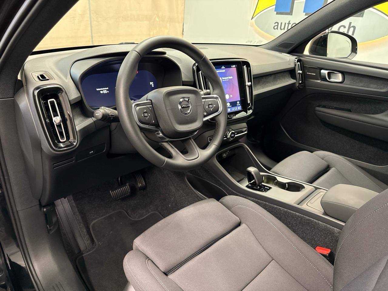 VOLVO EX40 82kWh Twin Motor AWD Black Edition-showroom-element-2