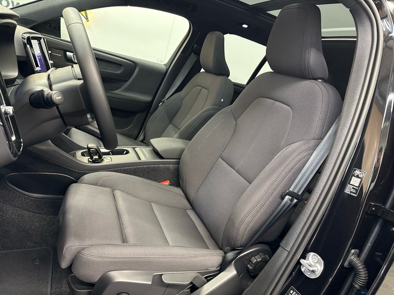 VOLVO EX40 82kWh Twin Motor AWD Black Edition-showroom-element-3