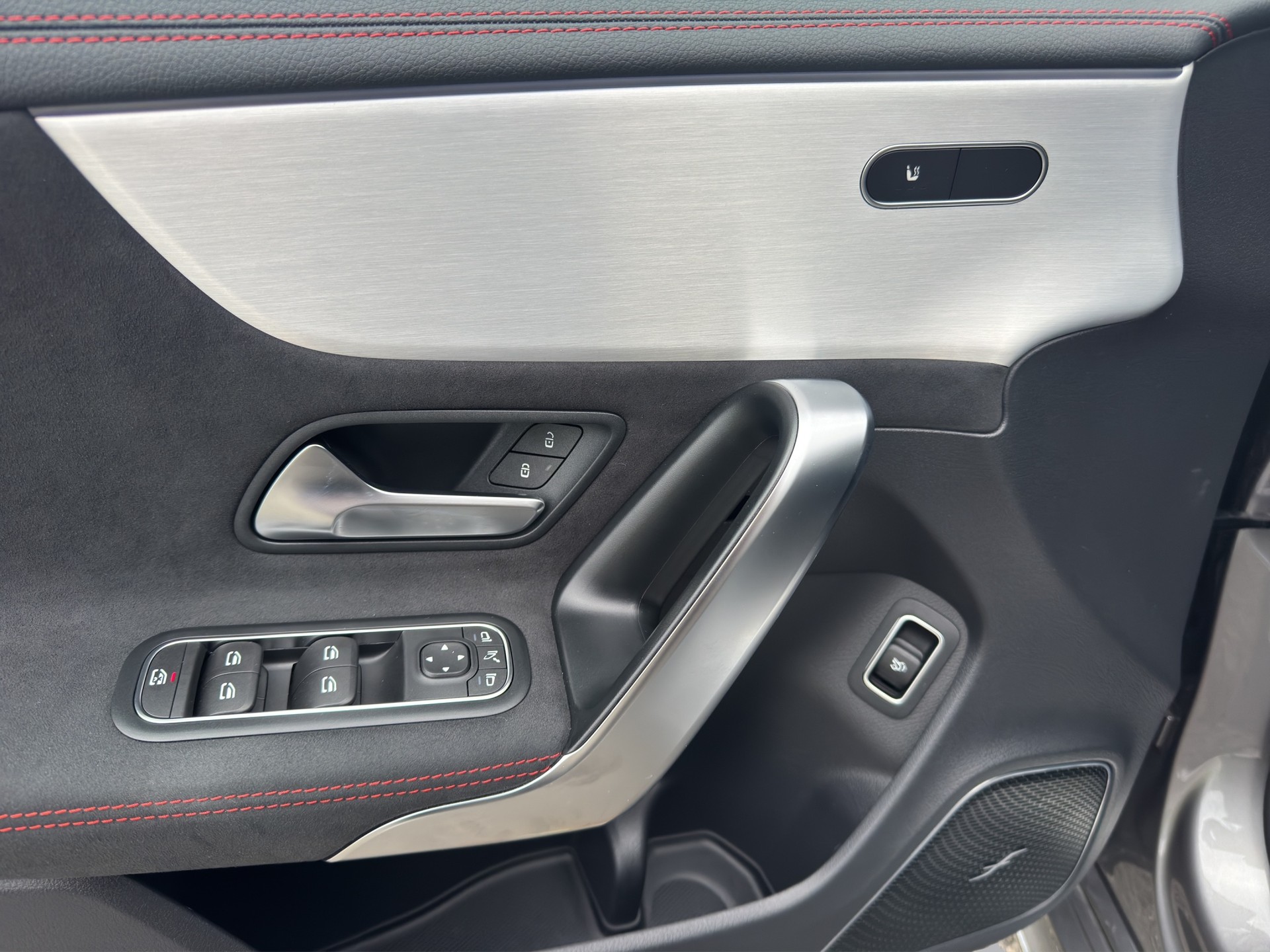 MERCEDES-BENZ CLA 250 AMG Line 4matic-image-10
