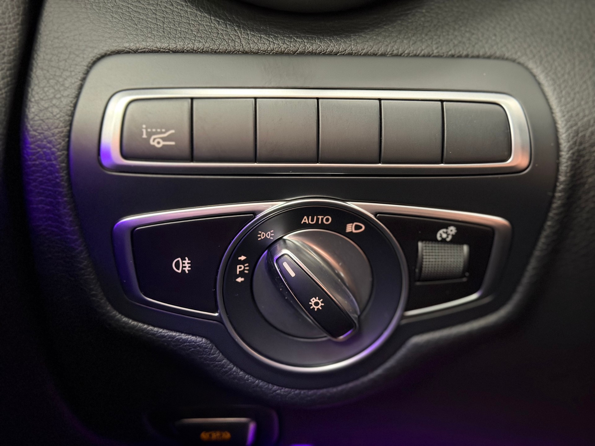 MERCEDES-BENZ C 200 Swiss Star AMG Line 4M 9G-Tronic-image-22