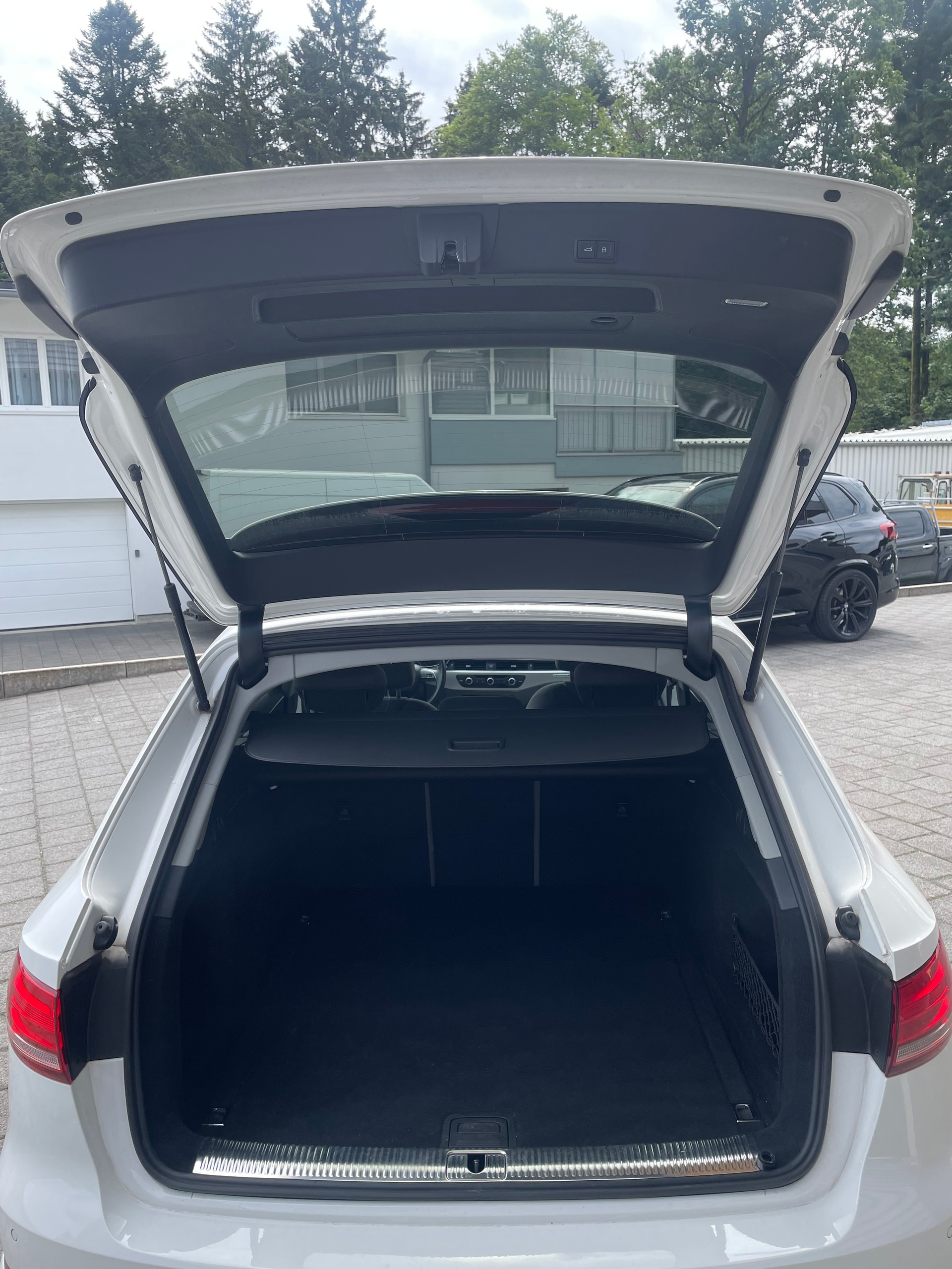 AUDI A4 Avant 40 TDI Design quattro S-tronic-image-12