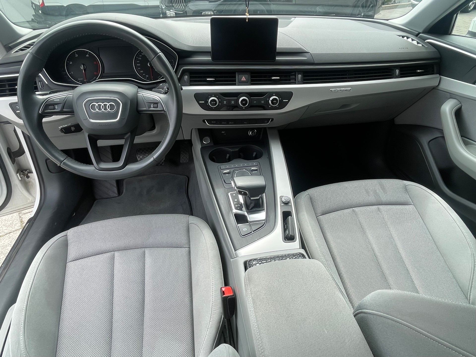AUDI A4 Avant 40 TDI Design quattro S-tronic-image-10