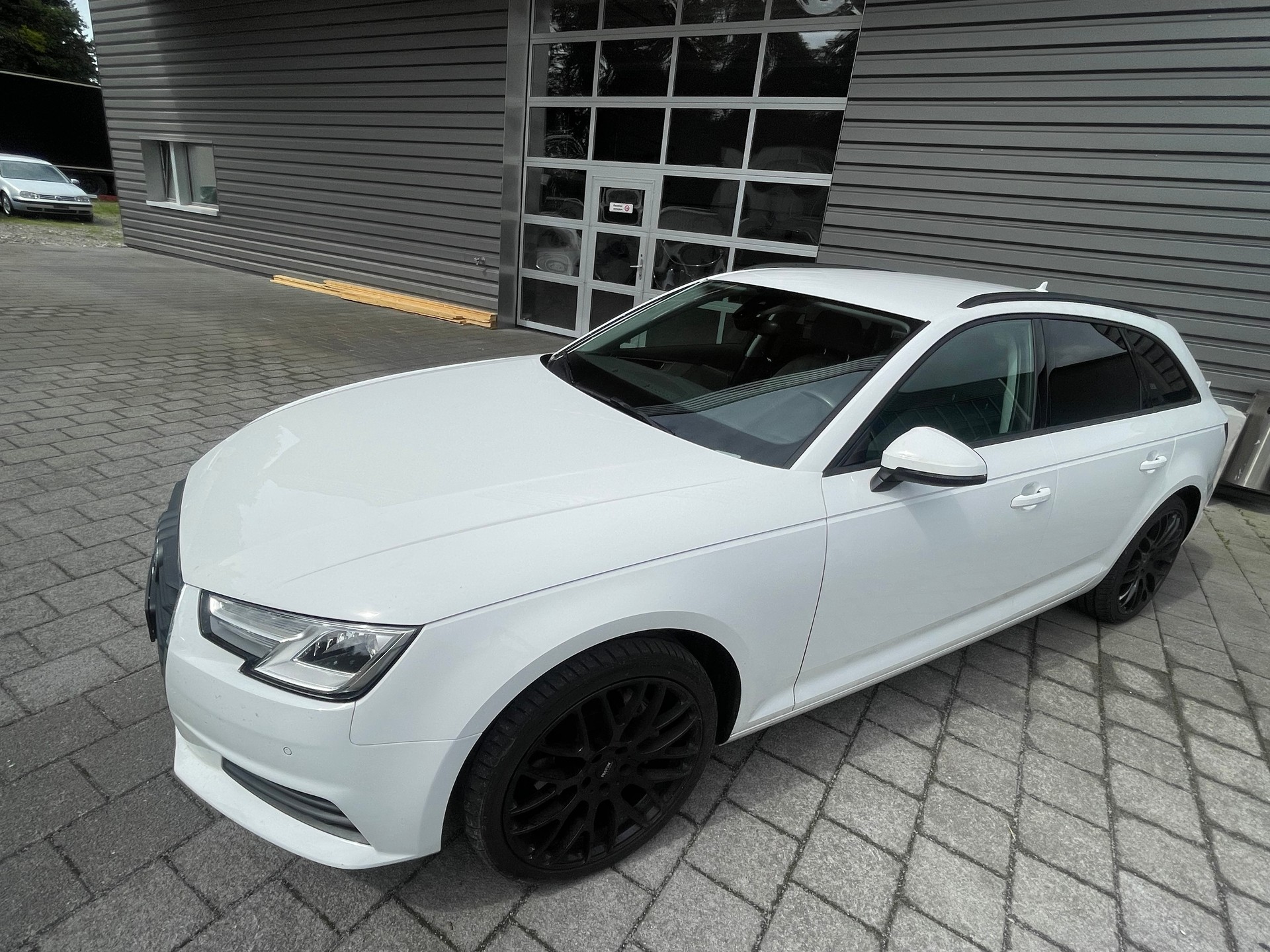 AUDI A4 Avant 40 TDI Design quattro S-tronic-image-3