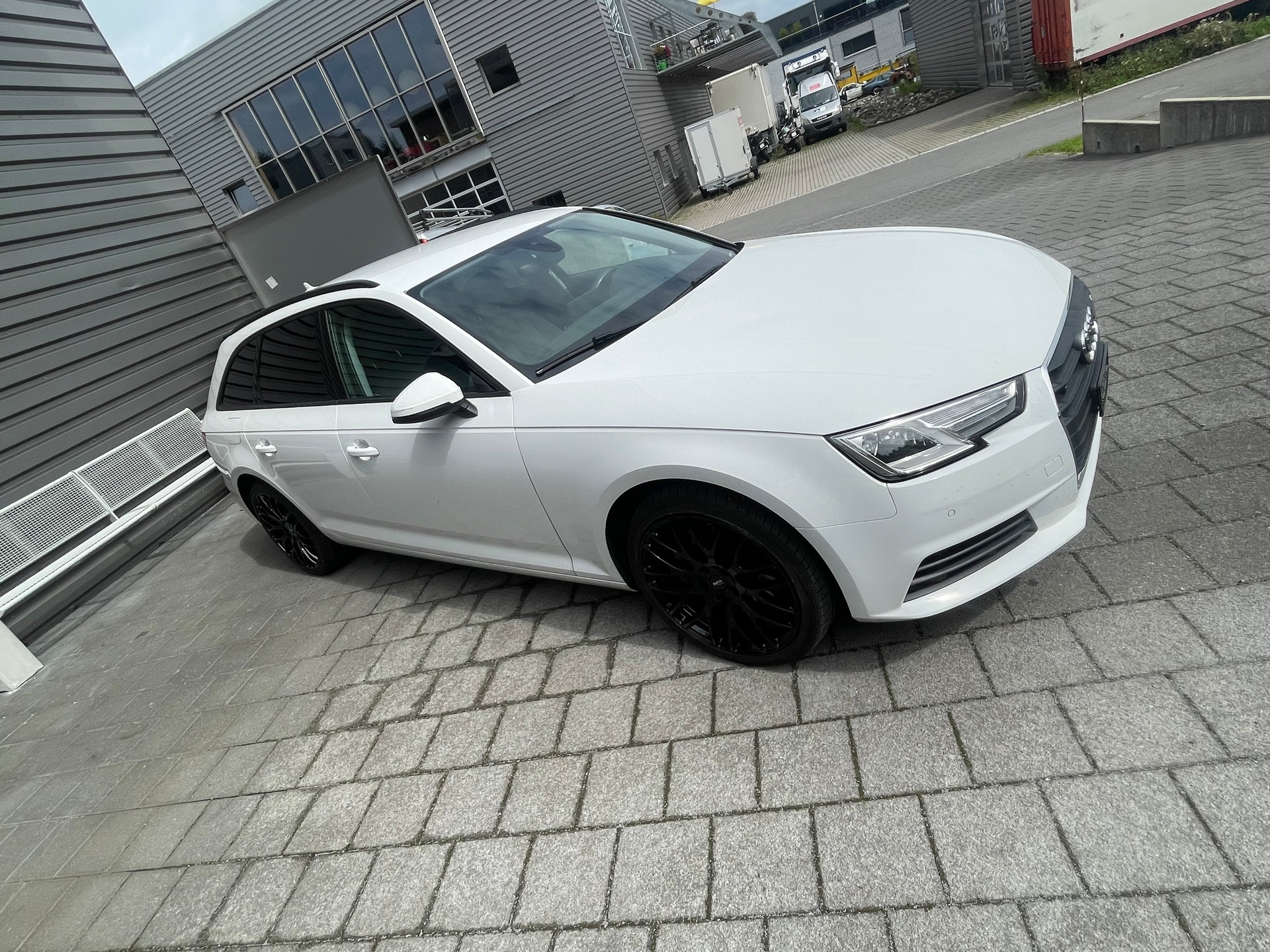 AUDI A4 Avant 40 TDI Design quattro S-tronic-image-2