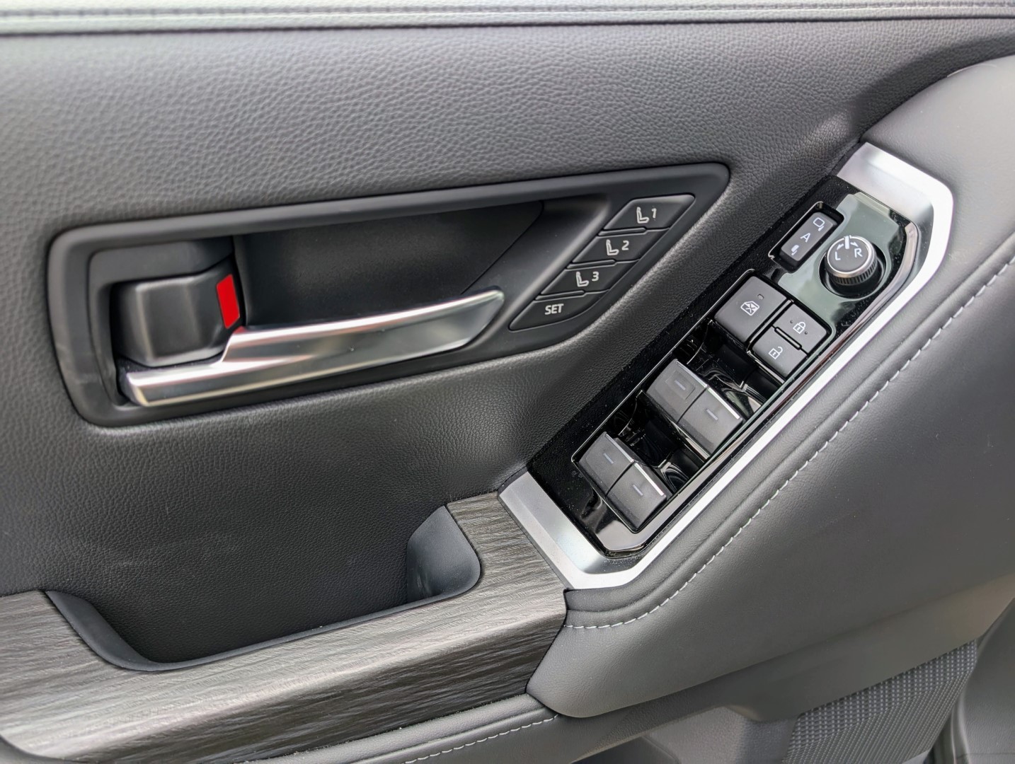 TOYOTA LAND CRUISER 300 GR SPORT V6 Diesel-image-9