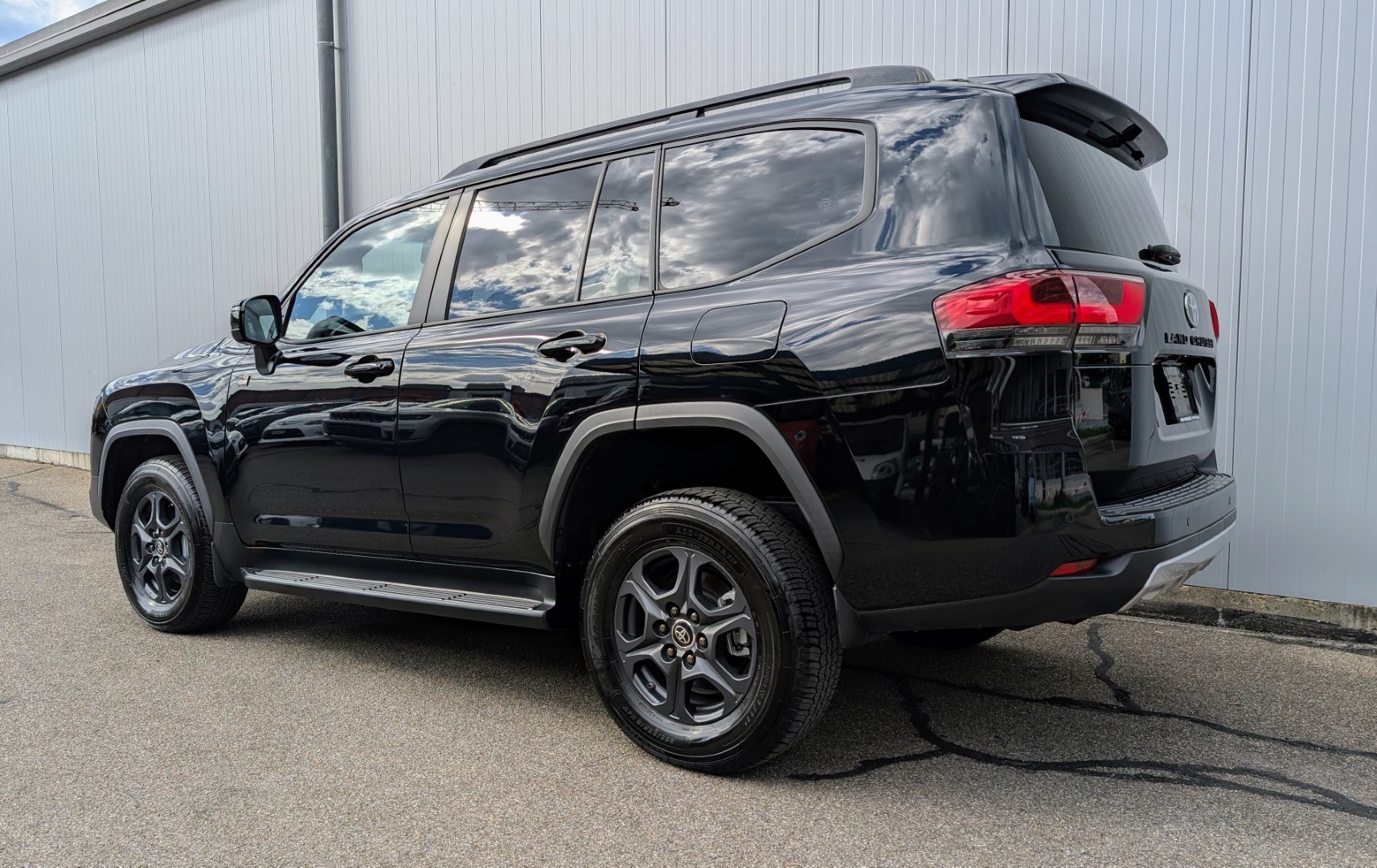 TOYOTA LAND CRUISER 300 GR SPORT V6 Diesel-image-15
