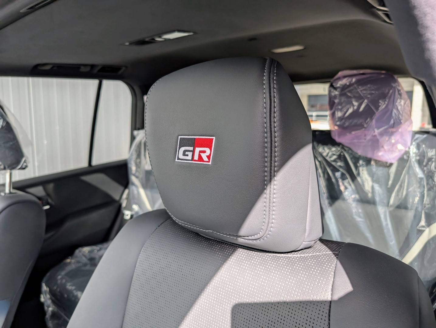 TOYOTA LAND CRUISER 300 GR SPORT V6 Diesel-image-10