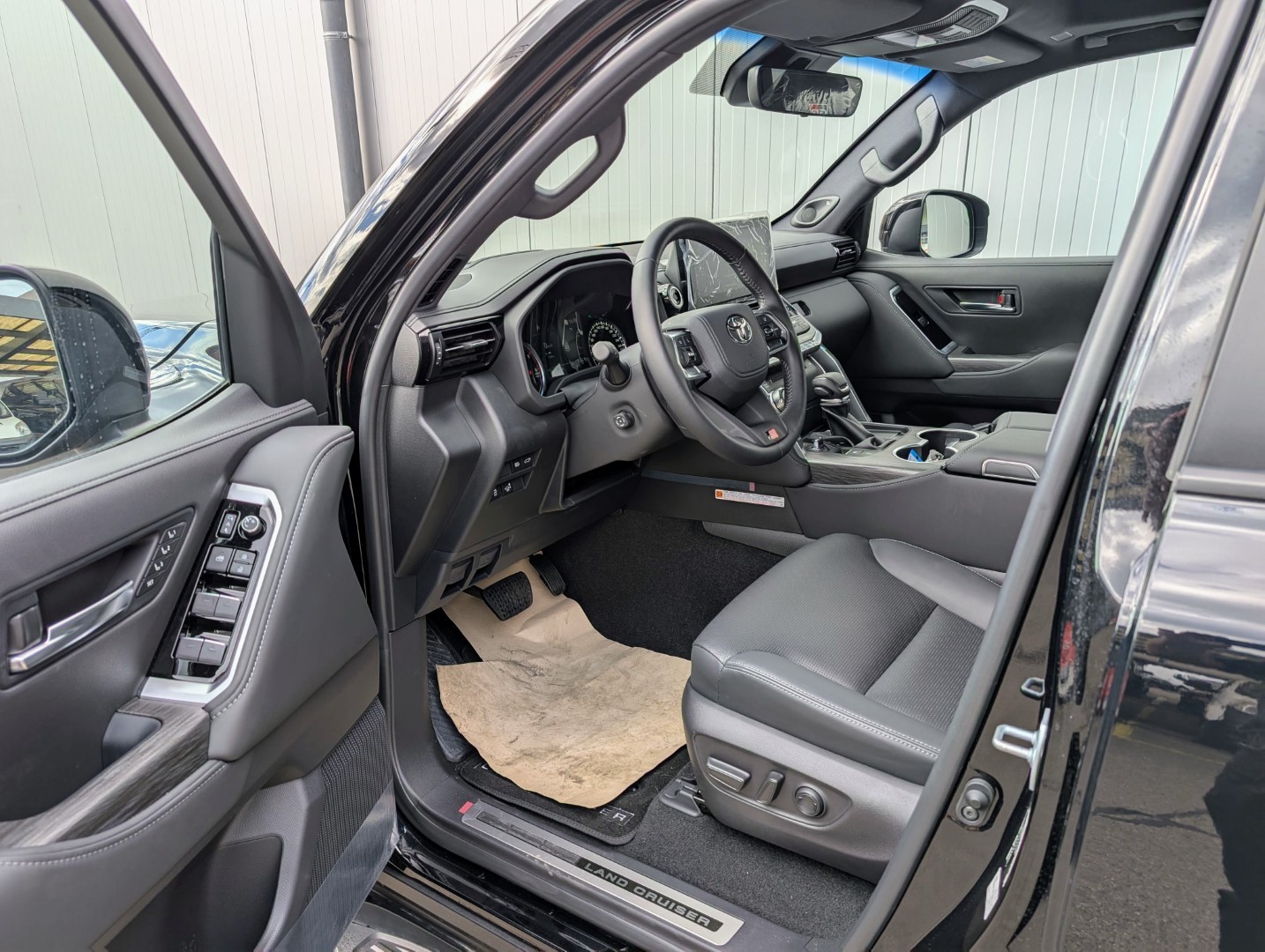 TOYOTA LAND CRUISER 300 GR SPORT V6 Diesel-showroom-element-2