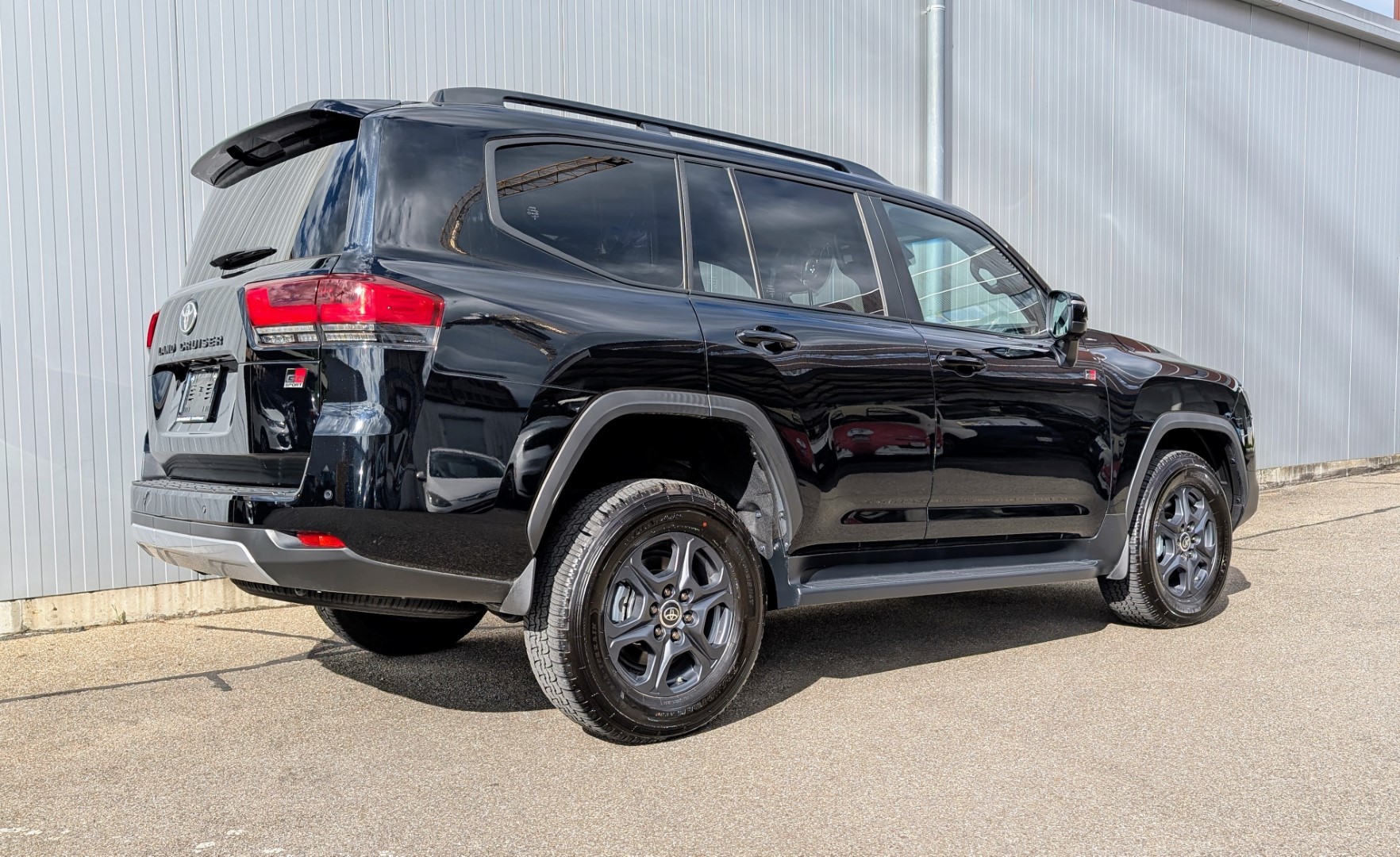 TOYOTA LAND CRUISER 300 GR SPORT V6 Diesel-image-18