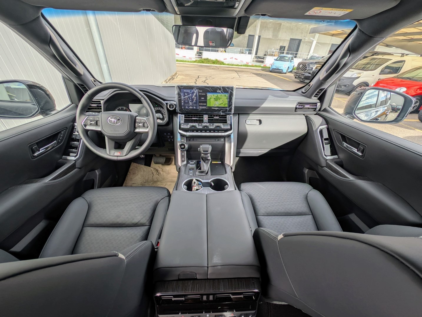 TOYOTA LAND CRUISER 300 GR SPORT V6 Diesel-image-4