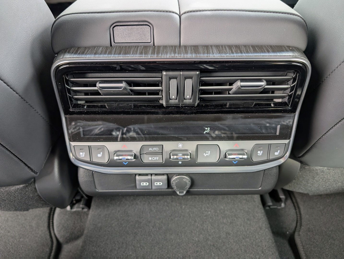 TOYOTA LAND CRUISER 300 GR SPORT V6 Diesel-image-14