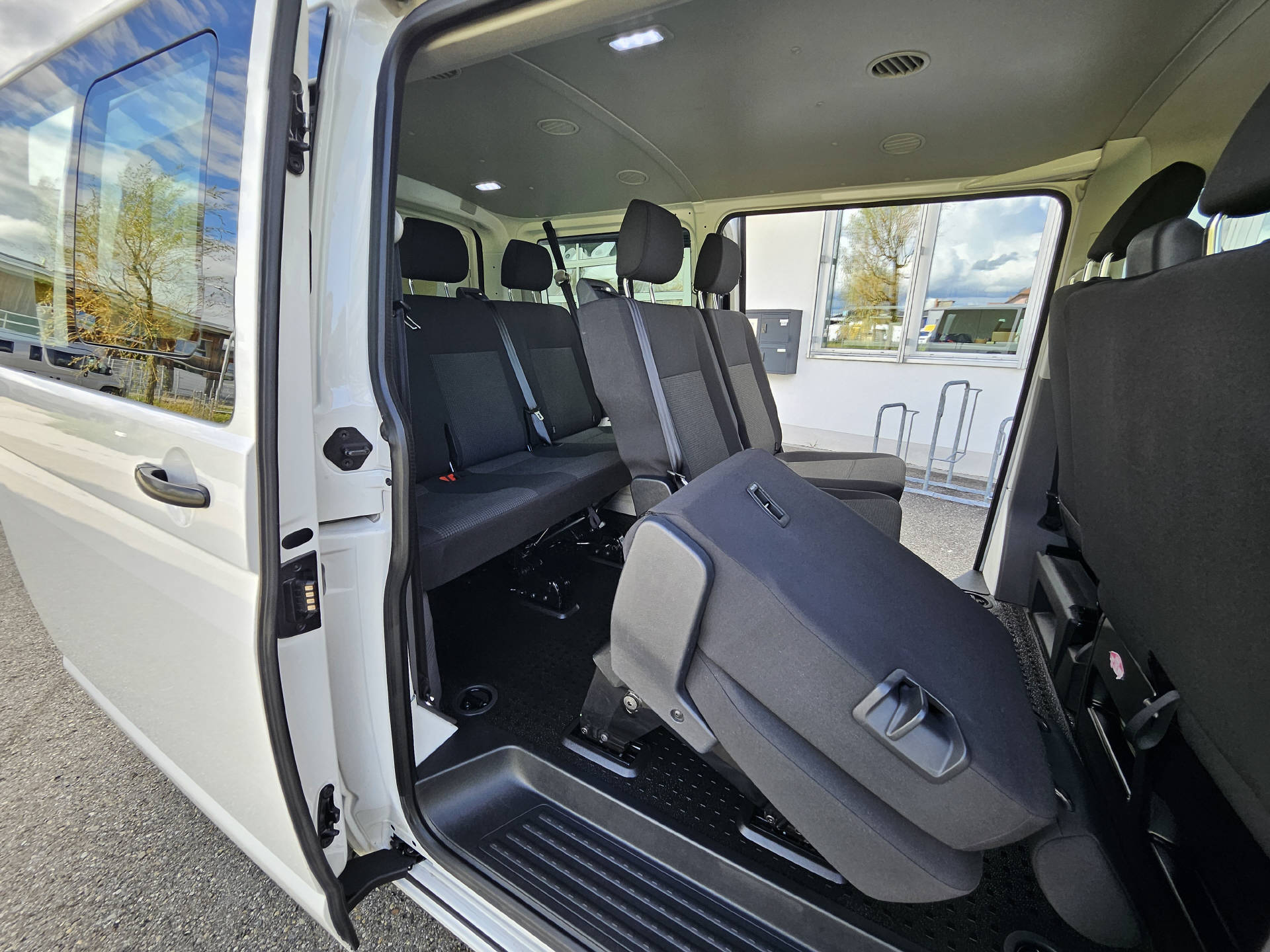 VW T6.1 Kombi 3000 2.0 TDI 150 DSG * Klima * Tempomat * Schiebetüre rechts + links * 9- Plätzer *-image-11