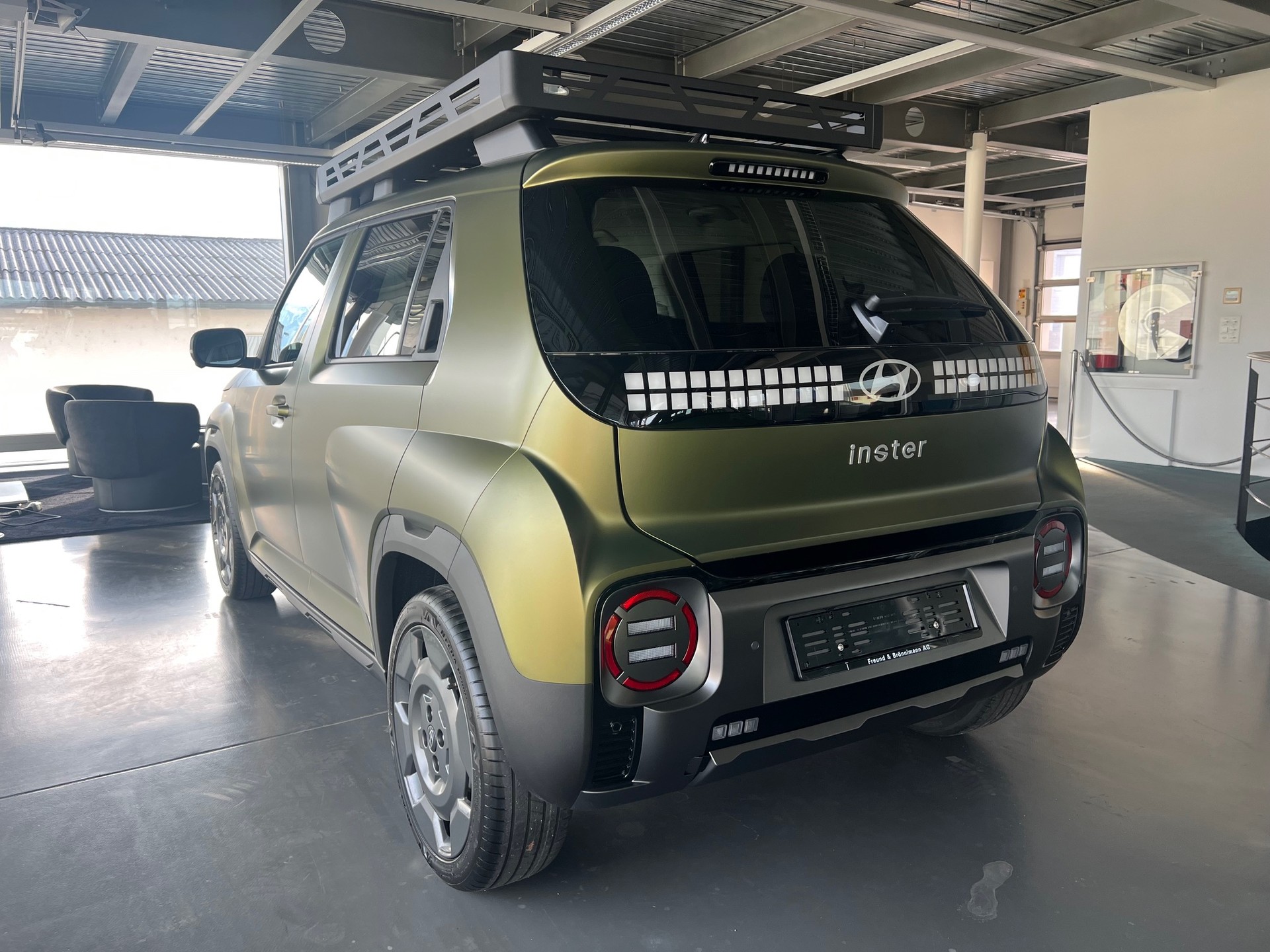 HYUNDAI Inster 49kWh Vertex Cross-showroom-element-3