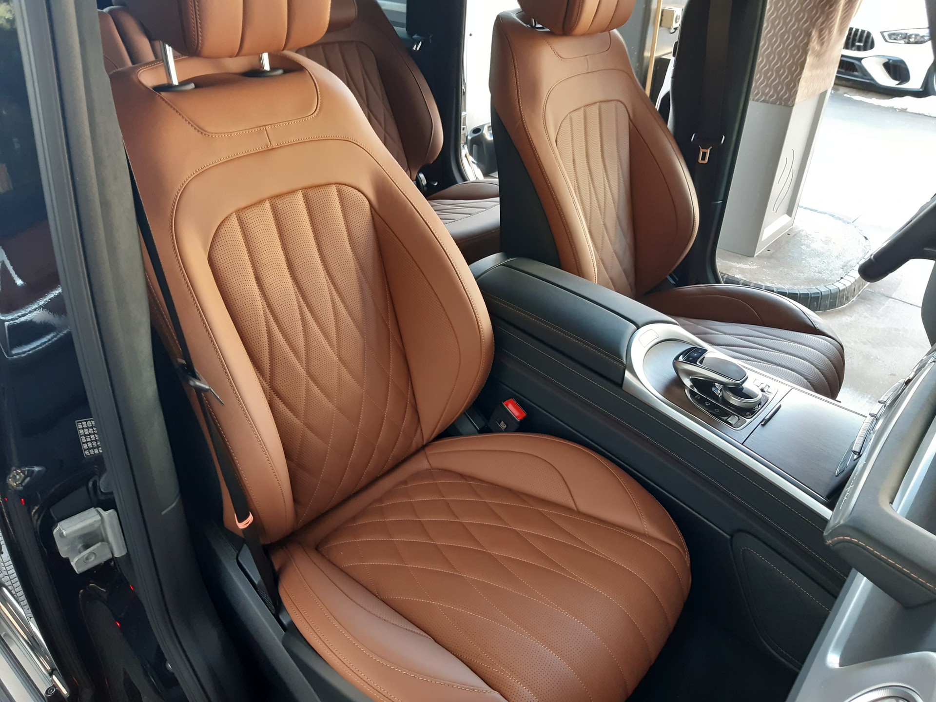 MERCEDES-BENZ G 400 d AMG-Line-image-12