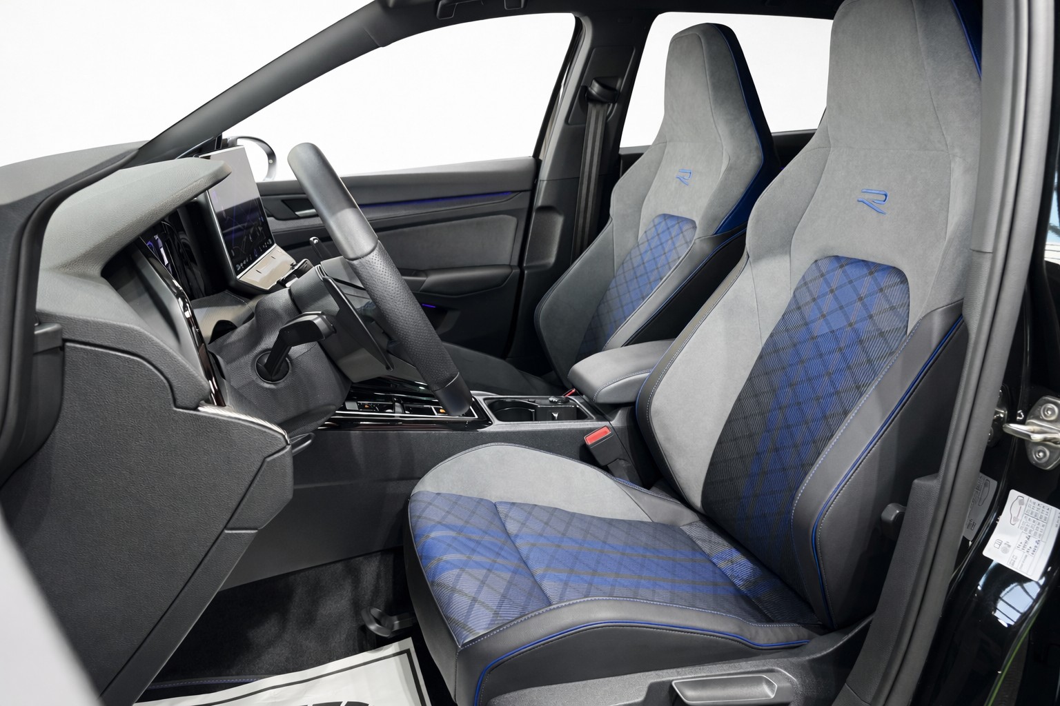 VW Golf 2.0 TSI R Black Edition DSG 4 Motion * AKRAPOVIC * 5 Jahre Garantie * Facelift *-image-10