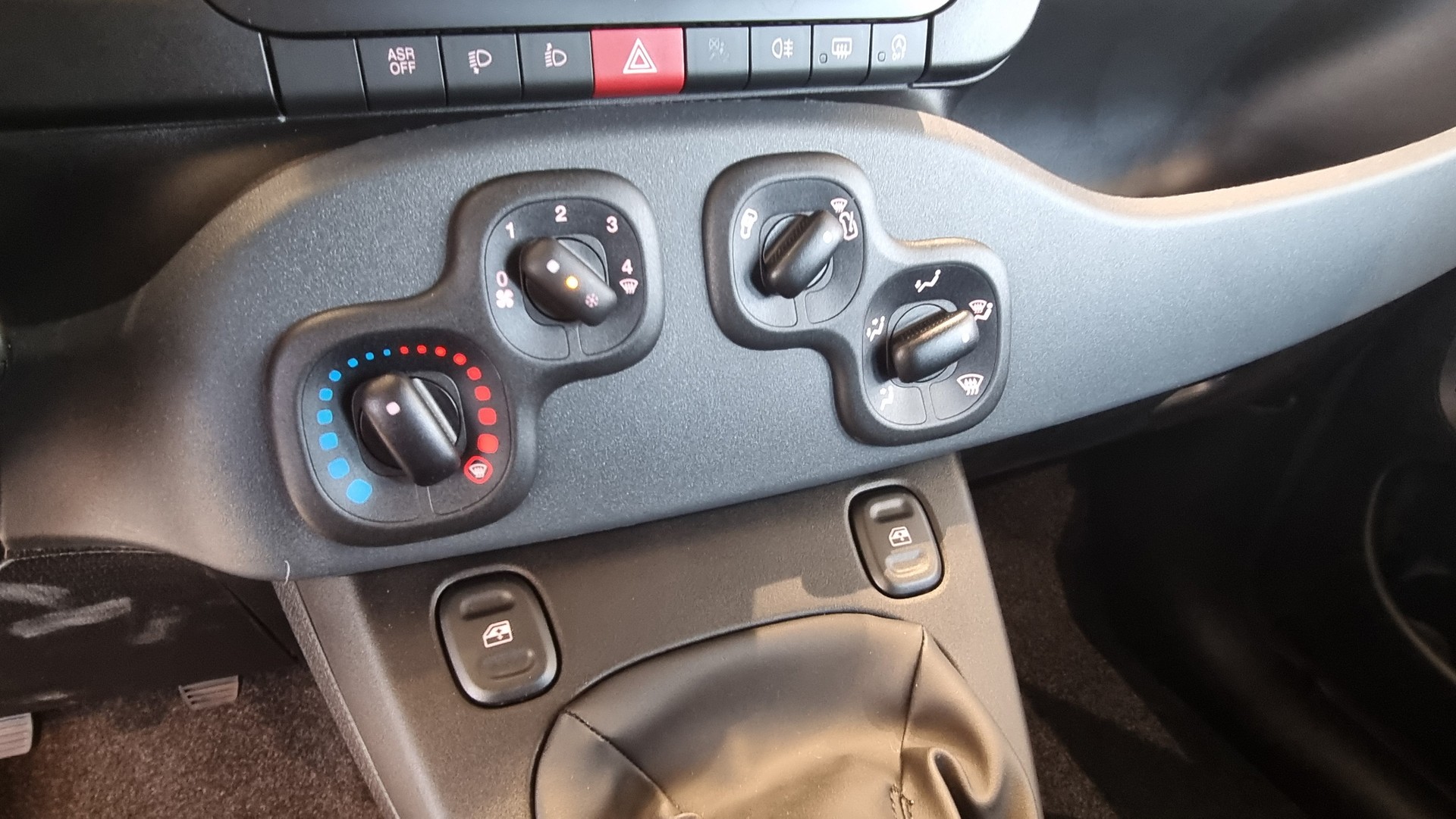 FIAT Panda 1.0 Hybrid City Life-image-10