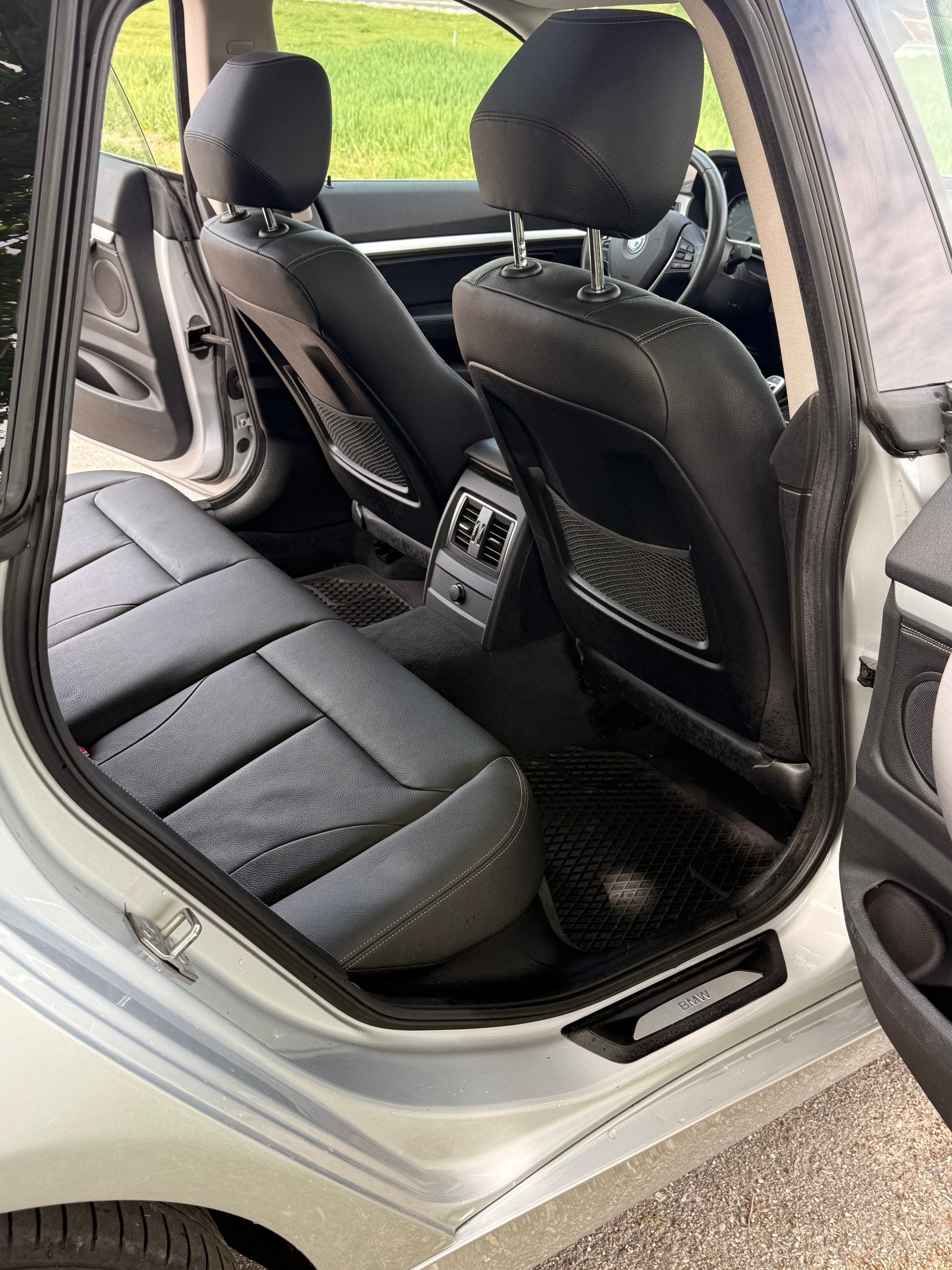 BMW 320i xDrive Gran Turismo-image-11
