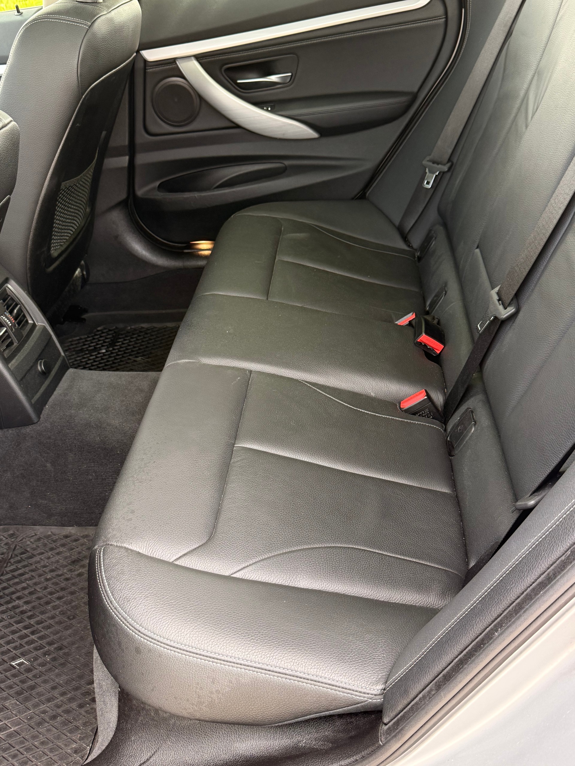 BMW 320i xDrive Gran Turismo-image-10