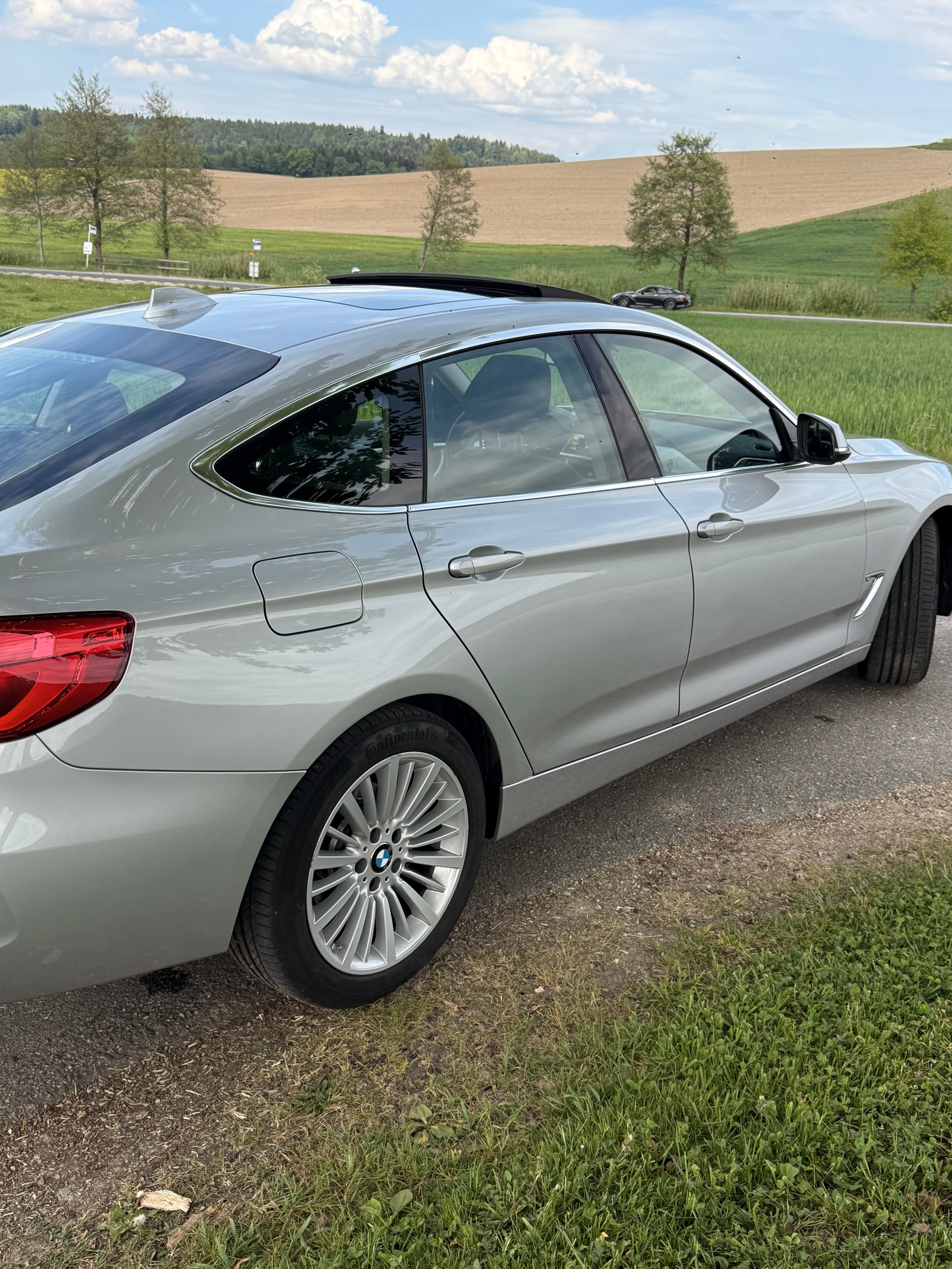 BMW 320i xDrive Gran Turismo-image-3