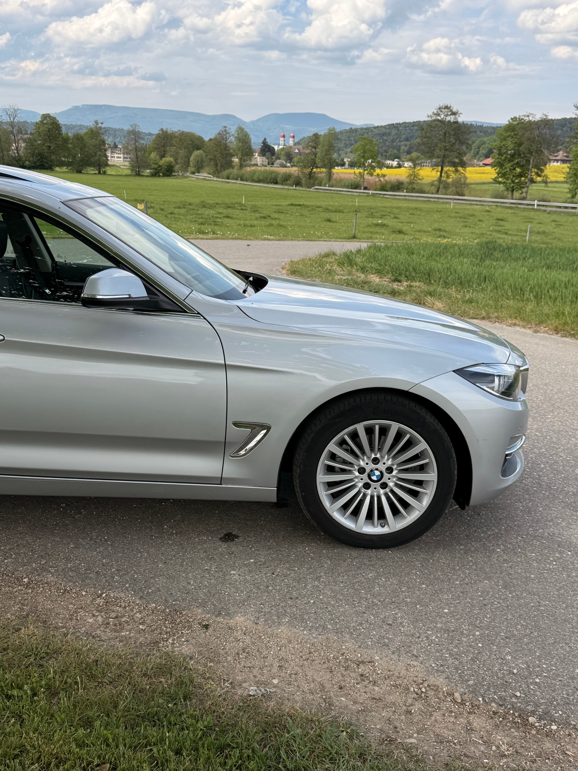 BMW 320i xDrive Gran Turismo-image-5