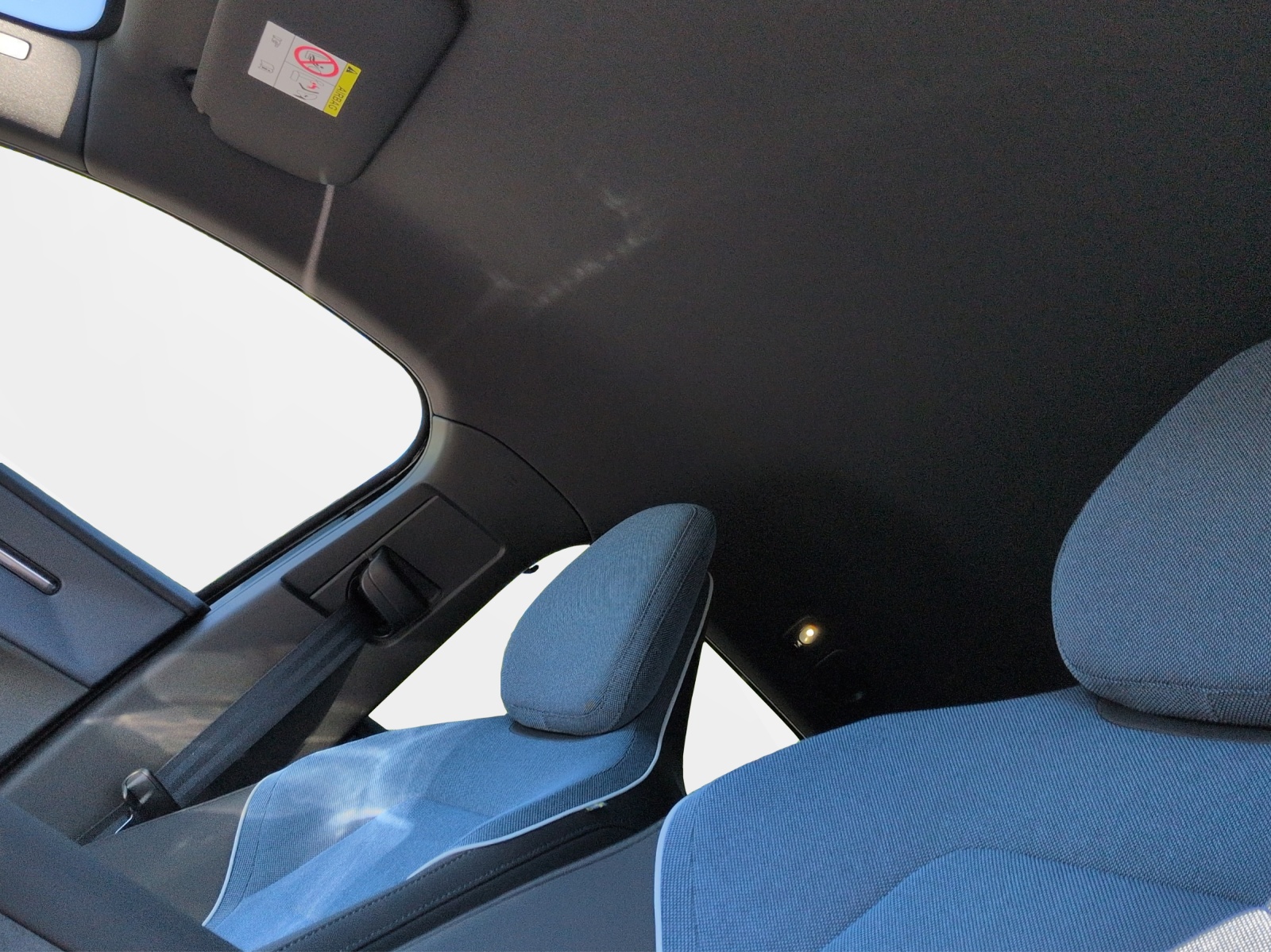 VOLVO EX 30 E60 Plus Swiss Black Edition-image-17