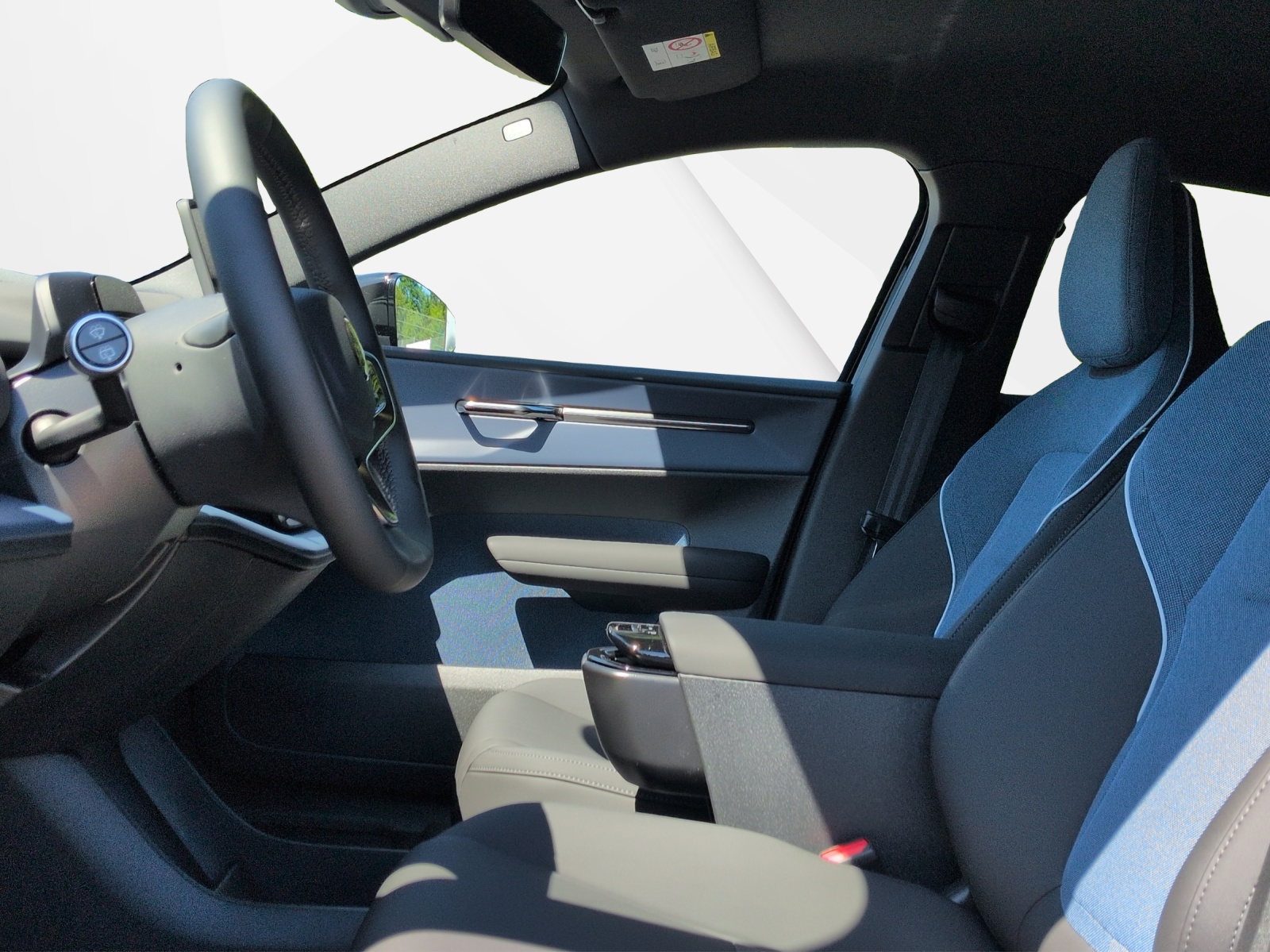 VOLVO EX 30 E60 Plus Swiss Black Edition-image-9
