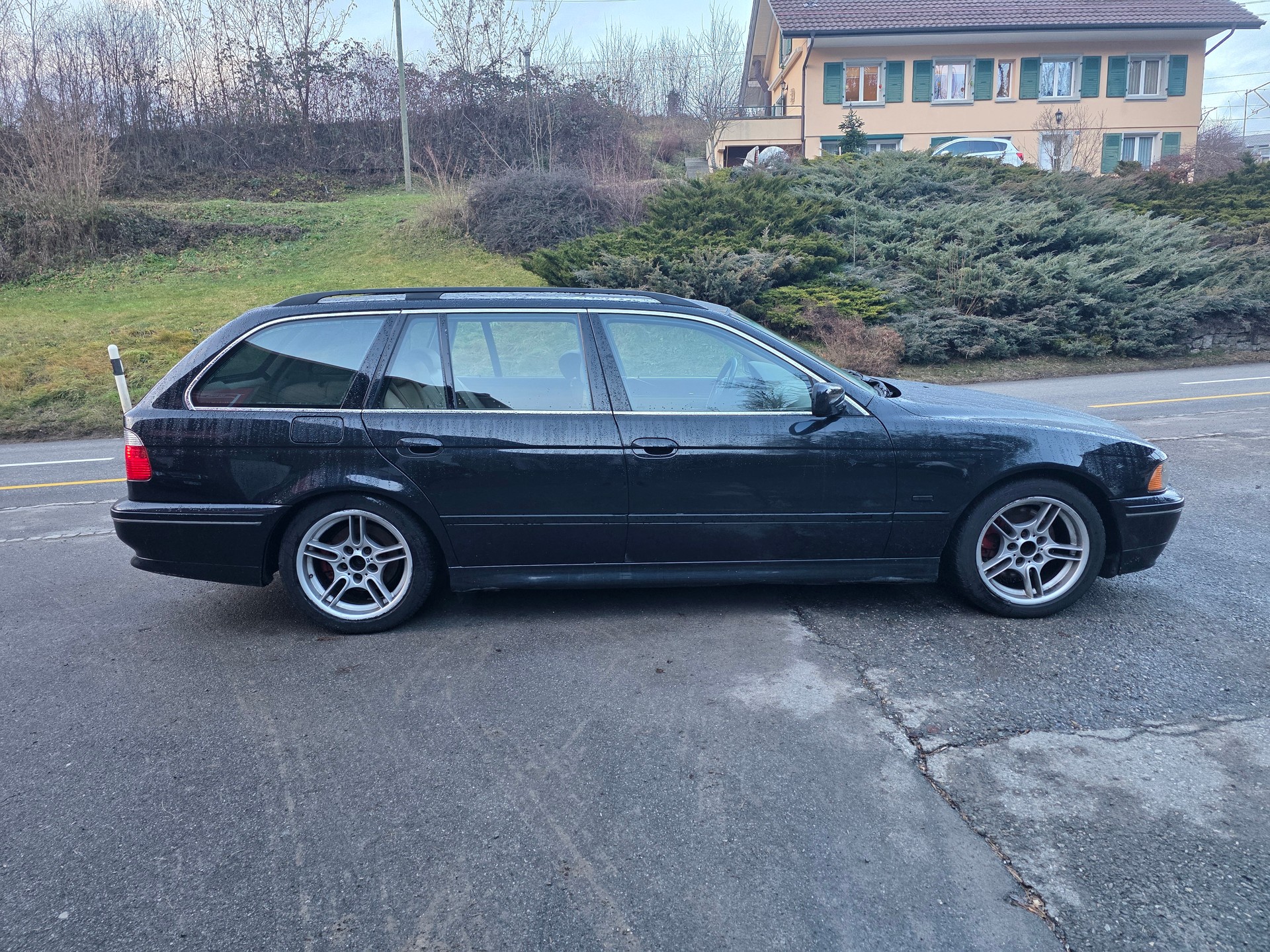 BMW 540i Touring-image-3