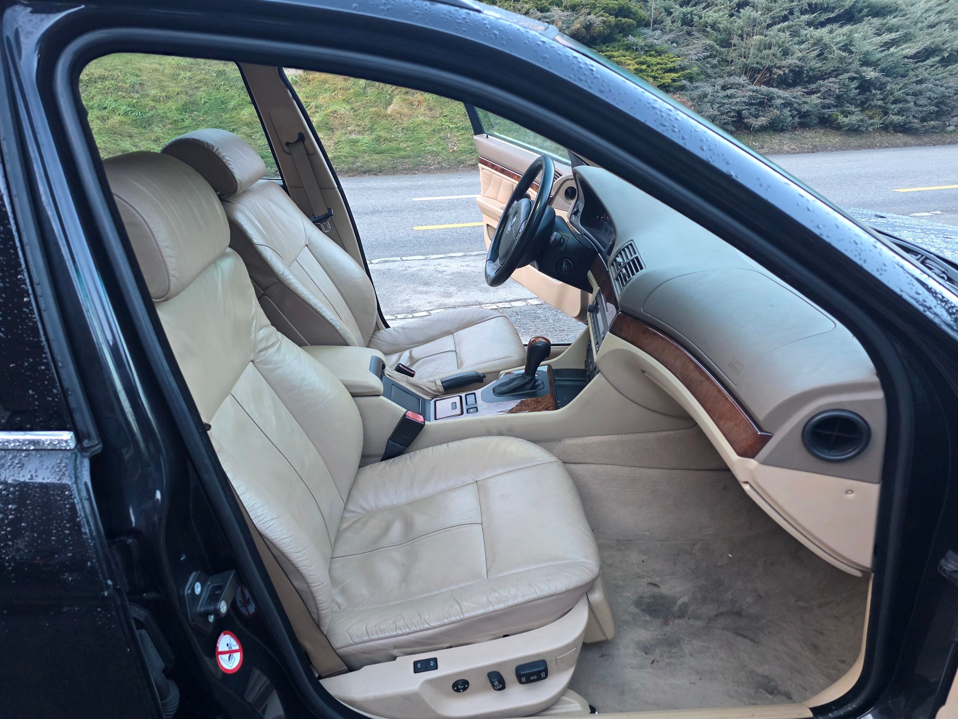 BMW 540i Touring-image-8