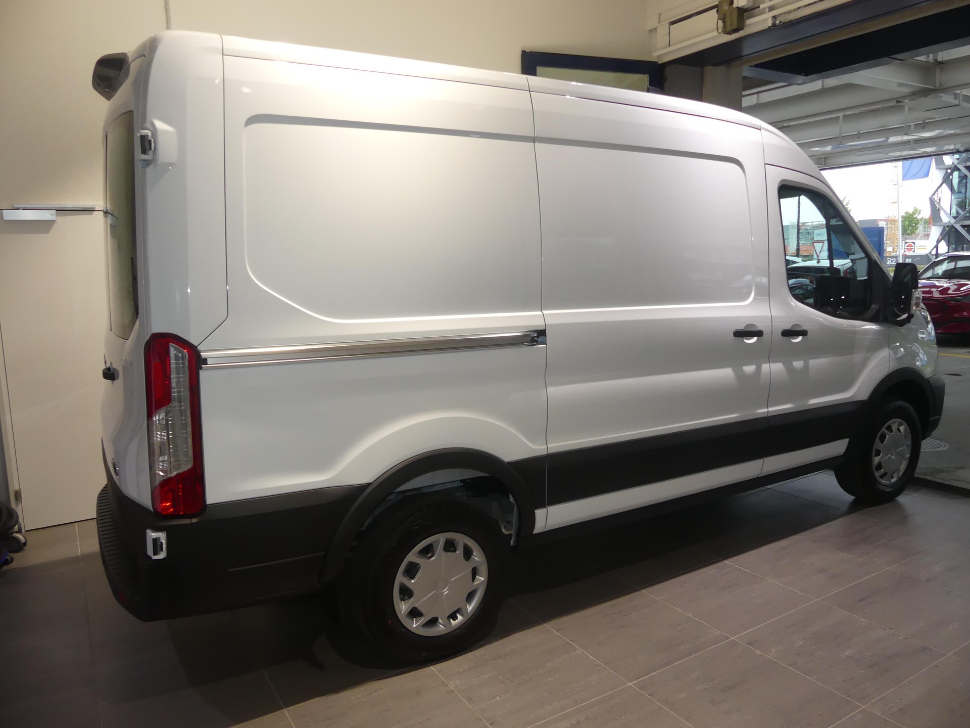 FORD E-Transit Van 390 L2H2 68kWh Trend-image-5