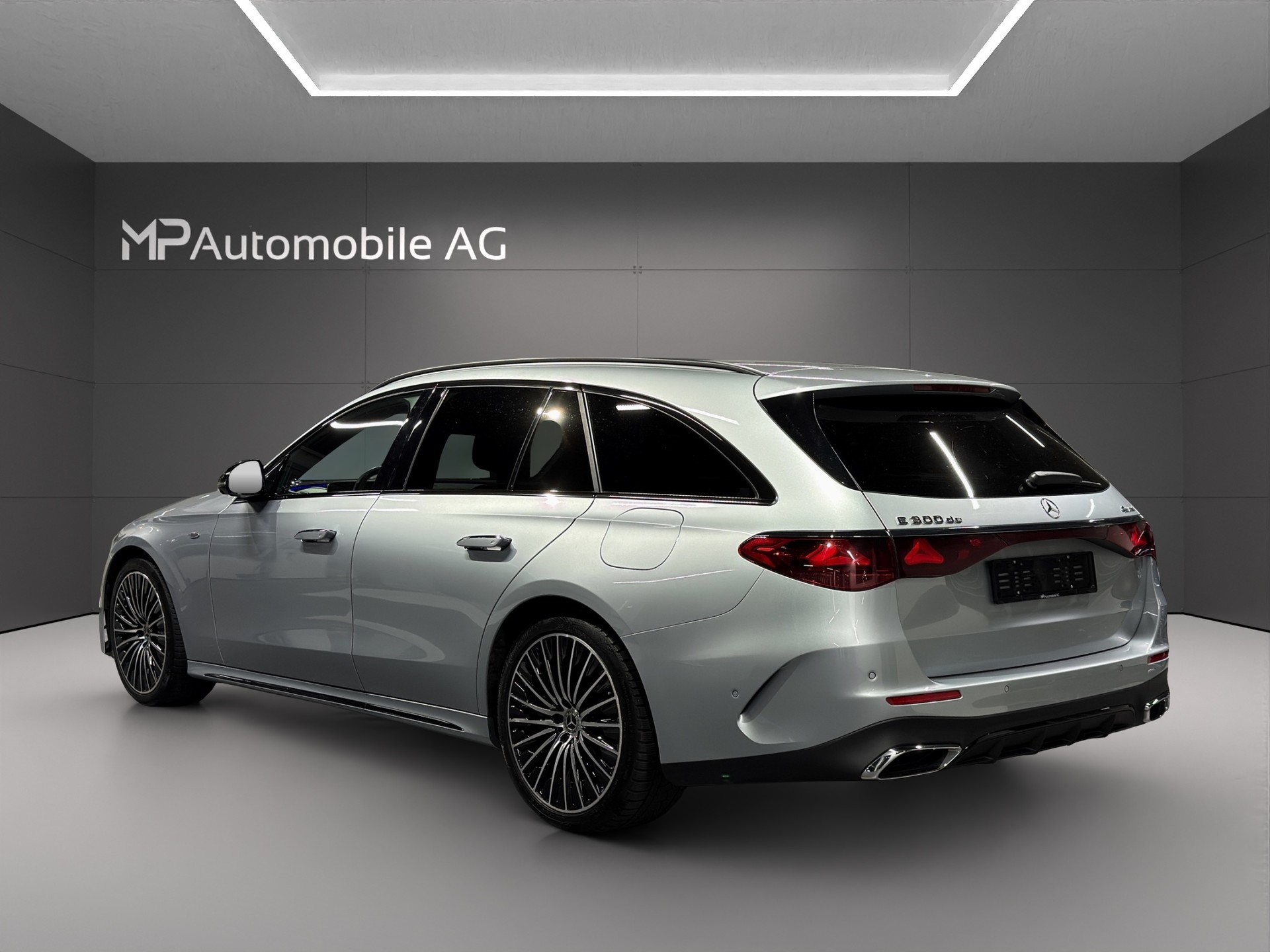 MERCEDES-BENZ E 300 de T 4Matic EQ Hybrid 9G-Tronic AMG Line-image-4