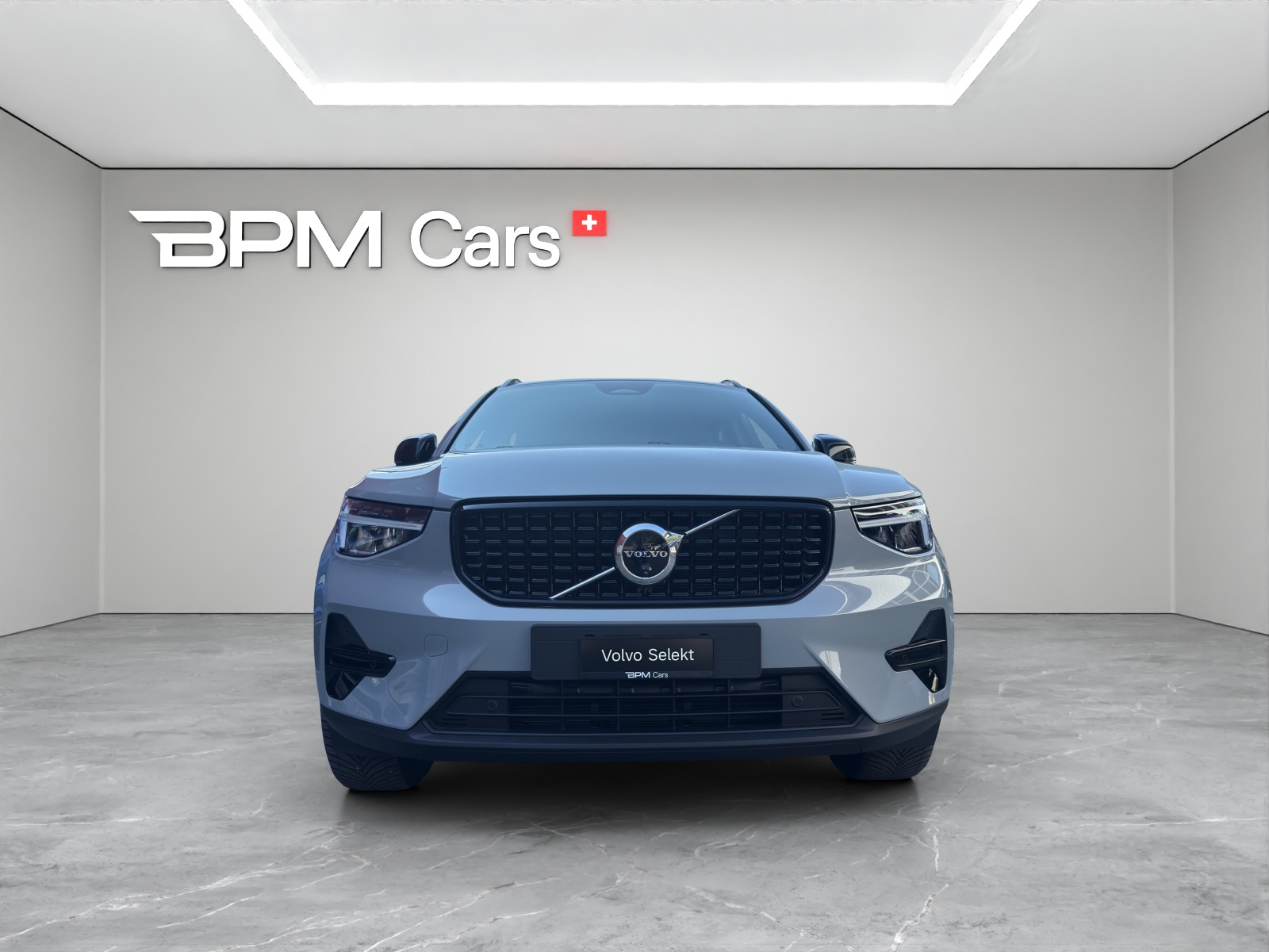 VOLVO XC40 2.0 B4 MH Plus Dark-showroom-element-1