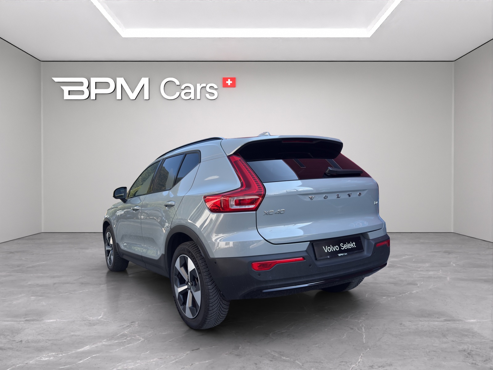 VOLVO XC40 2.0 B4 MH Plus Dark-showroom-element-3