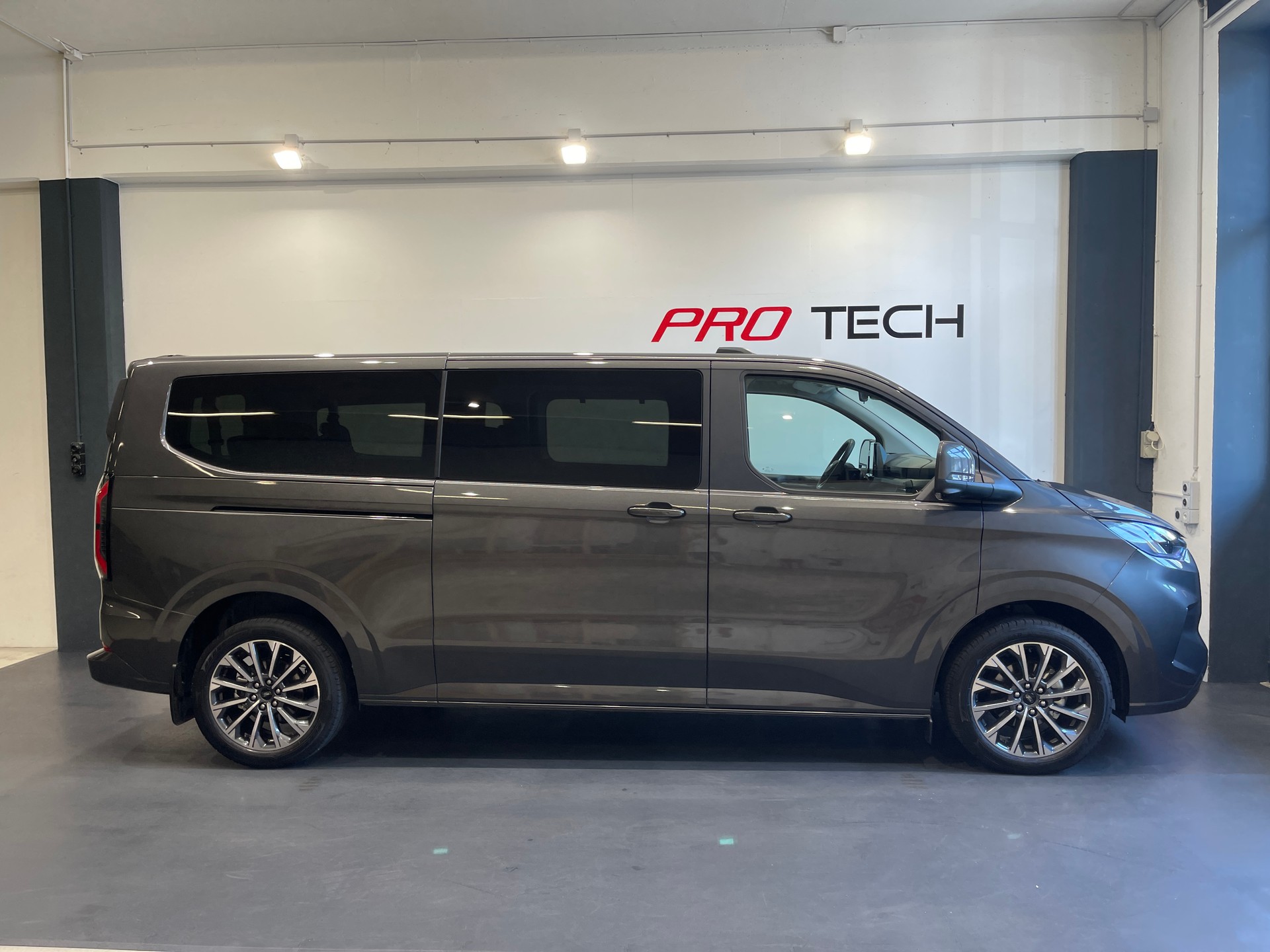 FORD Tourneo Bus 320 L2H1 TitaniumX Automat *5 JAHRE GARANTIE*-showroom-element-3
