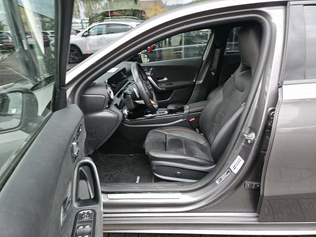 MERCEDES-BENZ A 200 4Matic AMG Line-image-5
