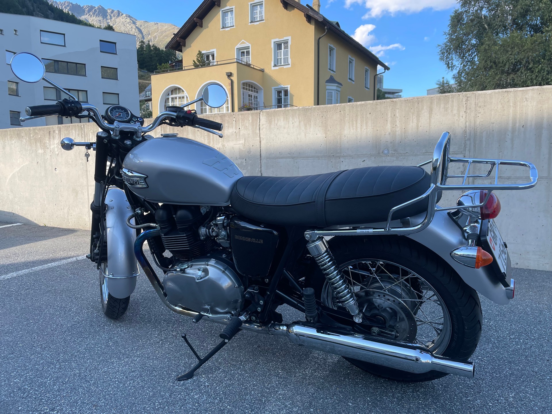 TRIUMPH Bonneville 900-image-1