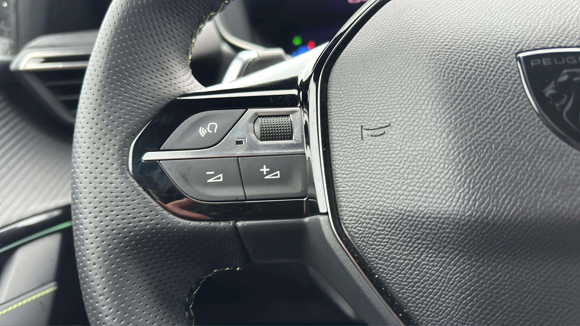 PEUGEOT 208 1.2 MHEV 145 GT-image-21