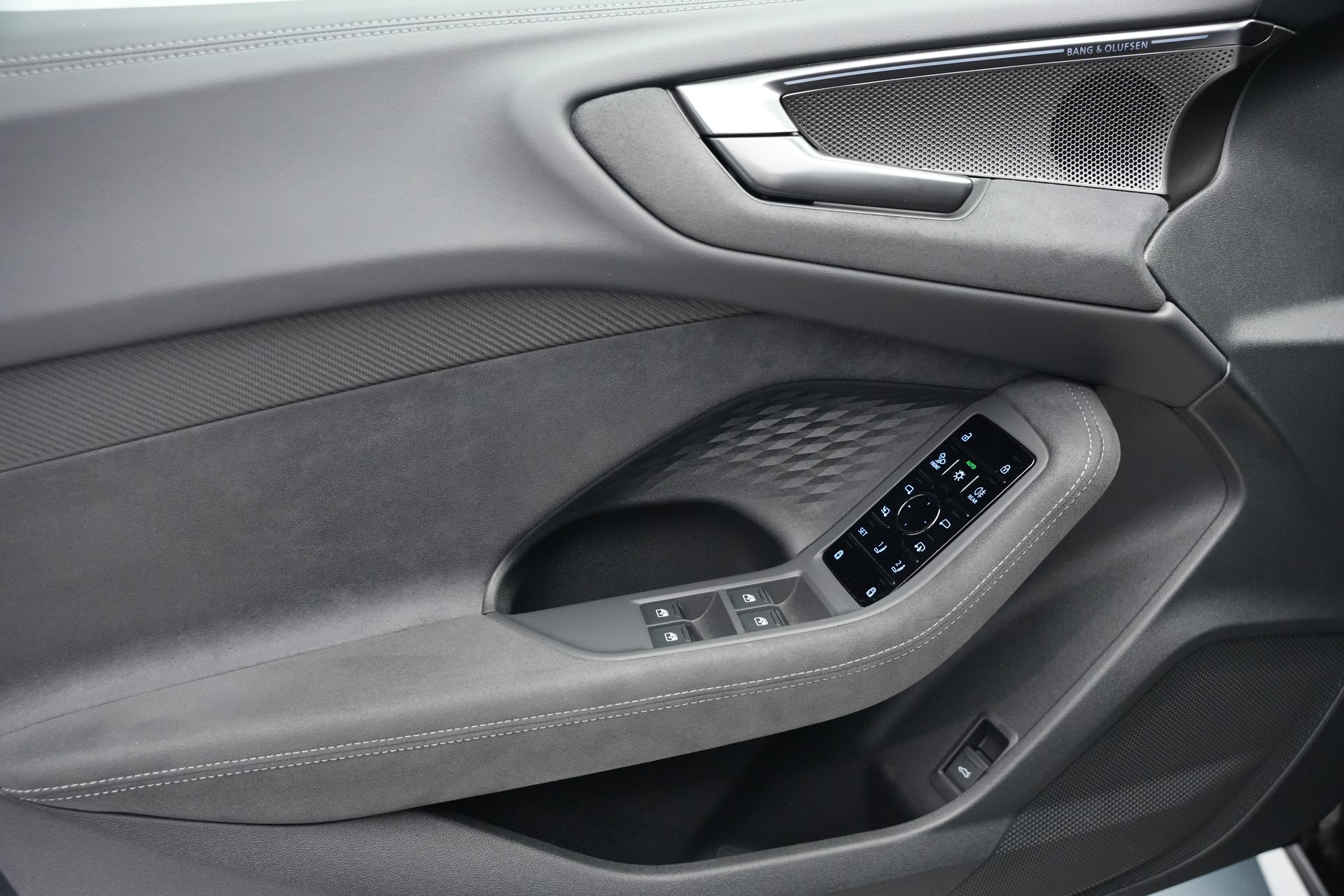 AUDI S5 Limousine TFSI quattro S tronic *Werksgarantie* *Panorama*-image-17