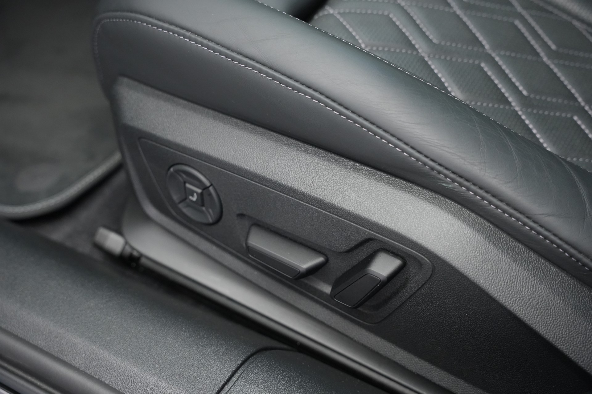 AUDI S5 Limousine TFSI quattro S tronic *Werksgarantie* *Panorama*-image-22