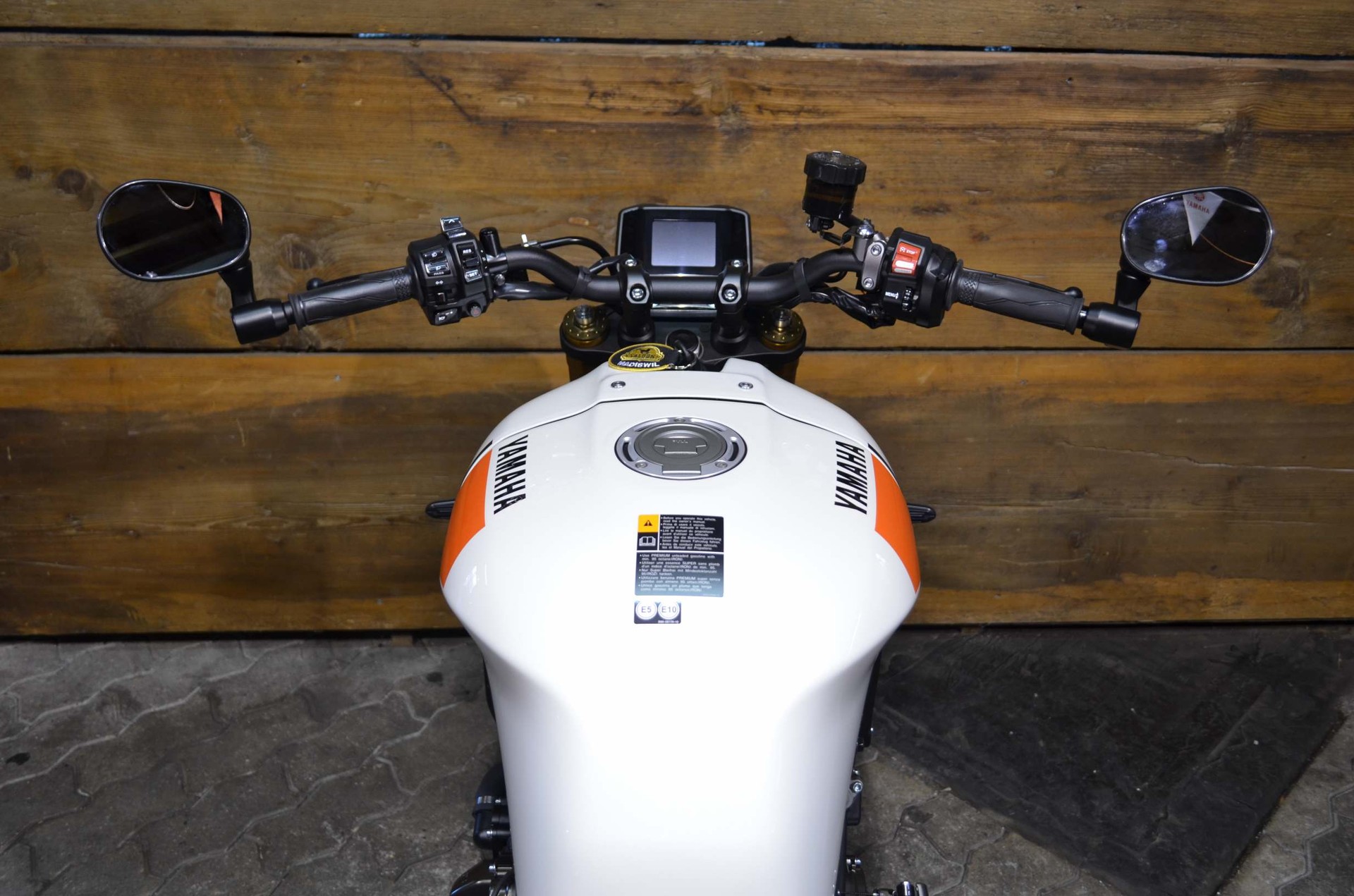 YAMAHA XSR 900 ABS-image-2