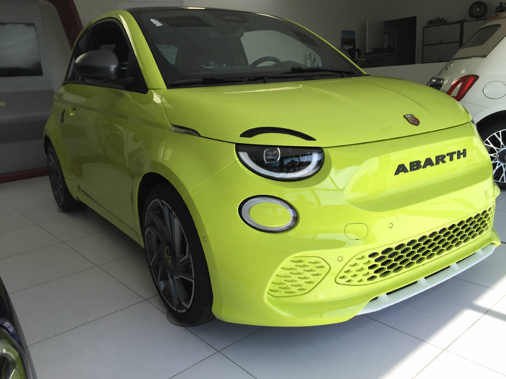 FIAT 500e BEV Abarth Scorpionissima-showroom-element-1