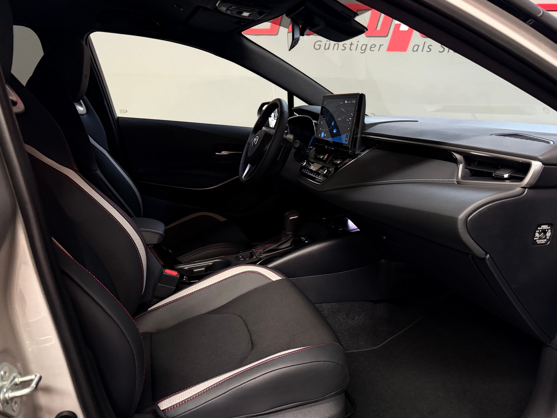 TOYOTA Corolla Touring Sports 2.0 HSD GR Sport e-CVT-image-17
