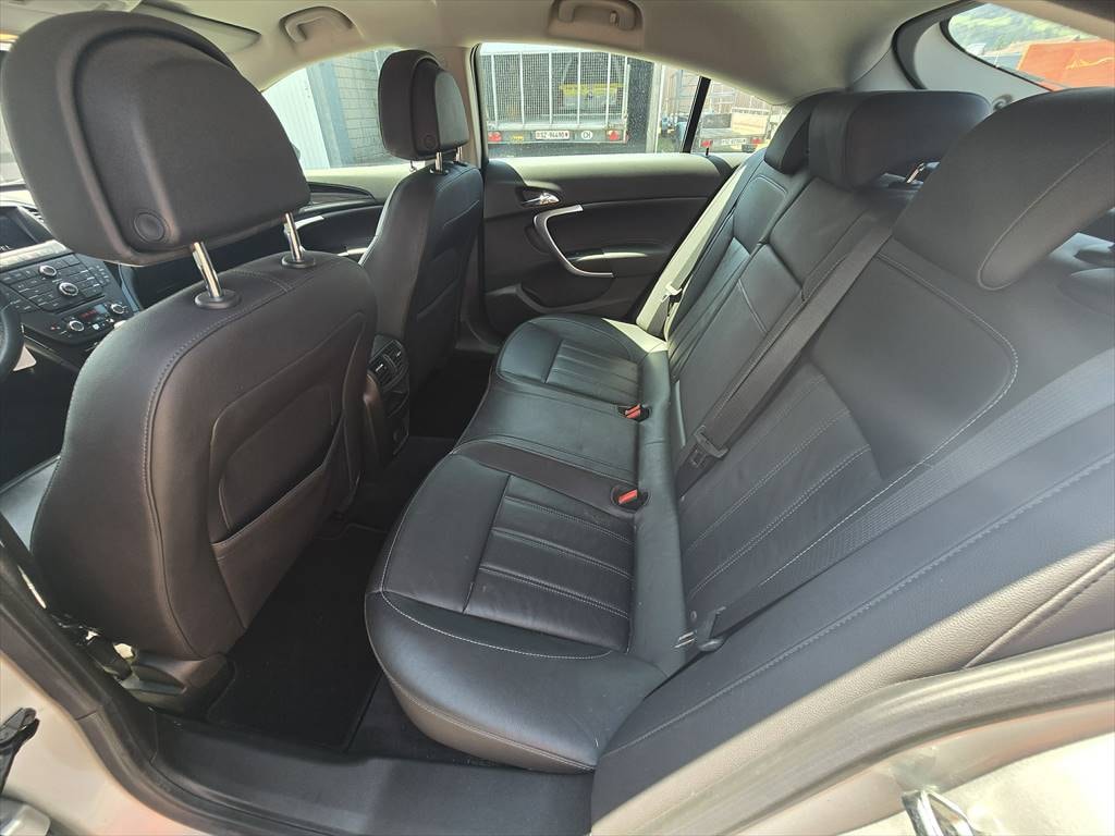 OPEL Insignia 2.0 Turbo Sport 4WD Automatic-image-9