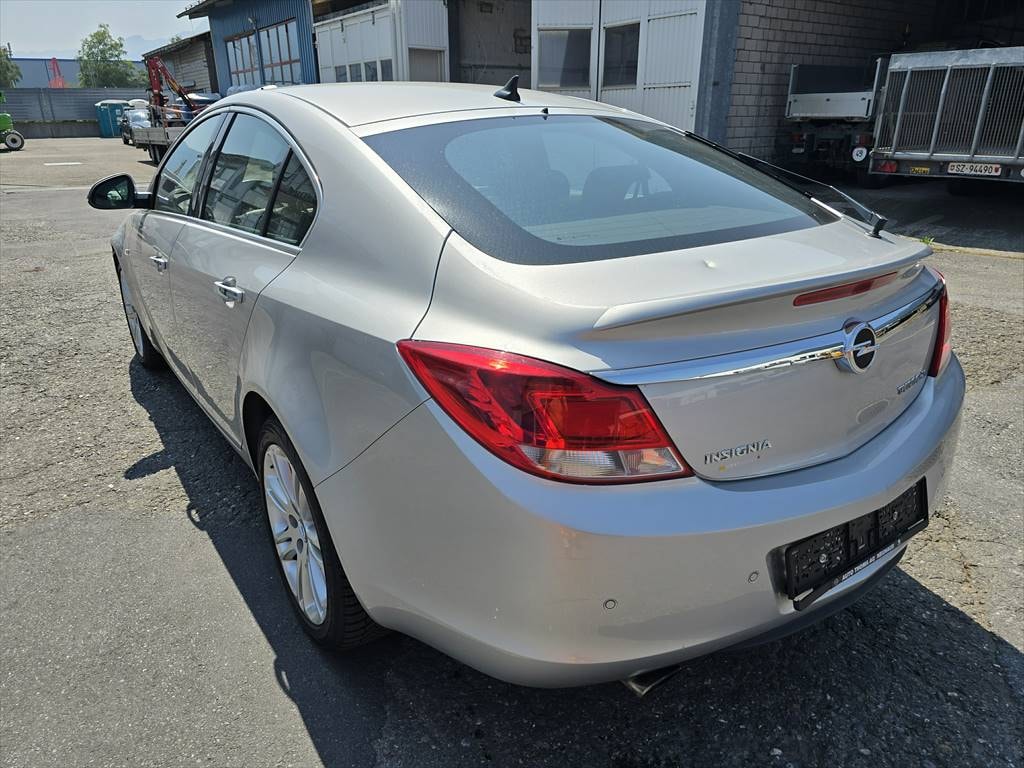OPEL Insignia 2.0 Turbo Sport 4WD Automatic-image-2