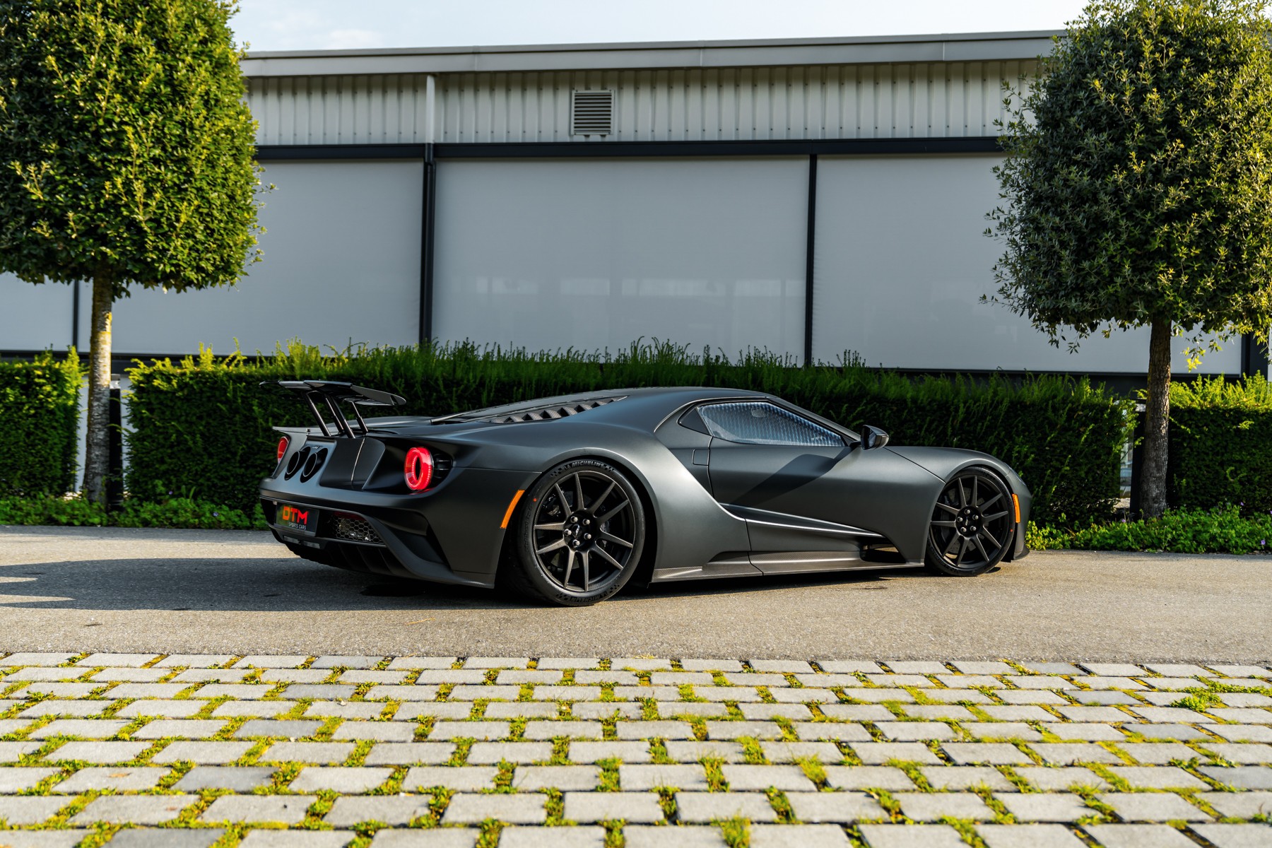 FORD Carbon Series-showroom-element-2