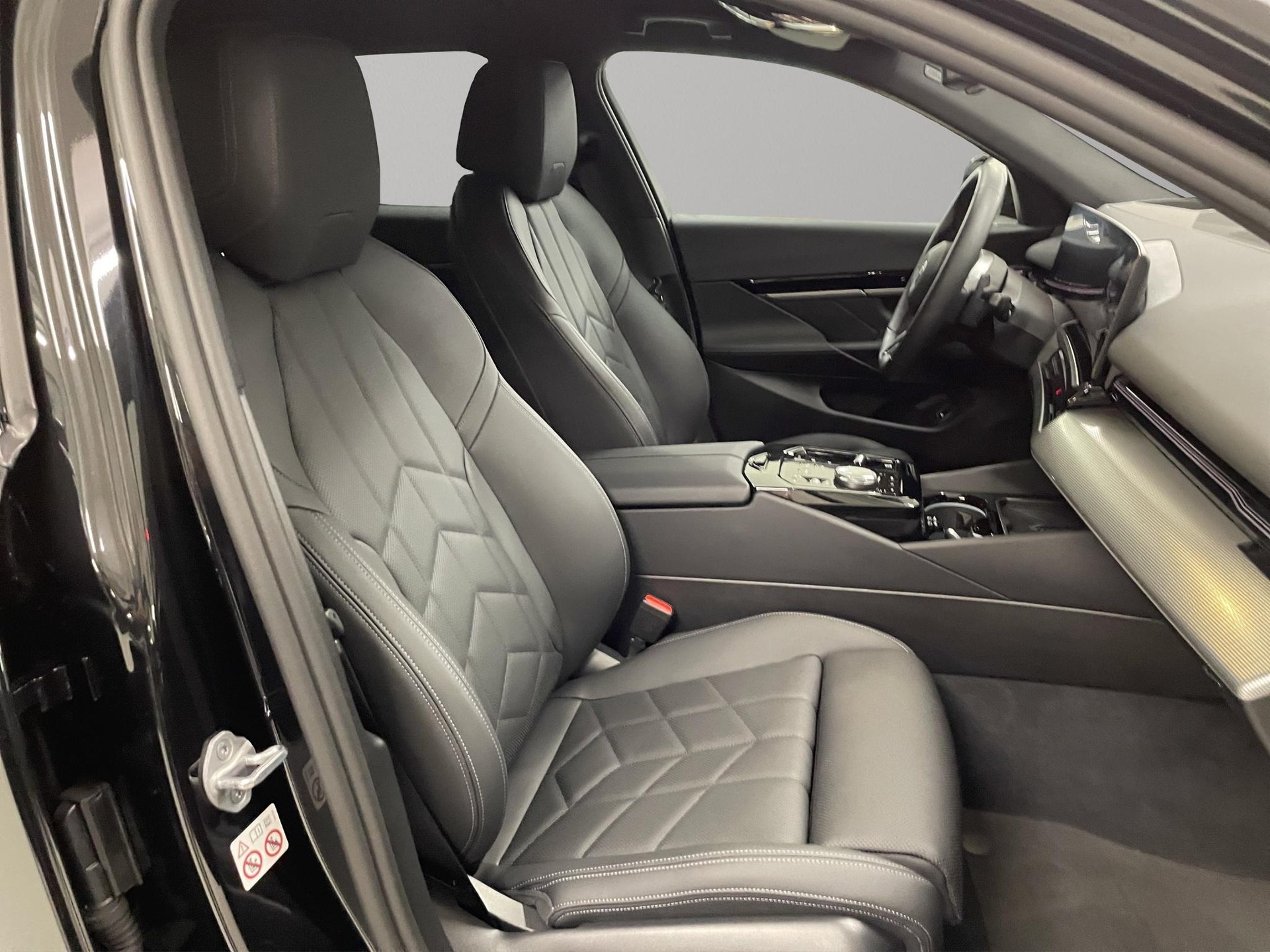 BMW 520d xDrive 48V Touring-image-16