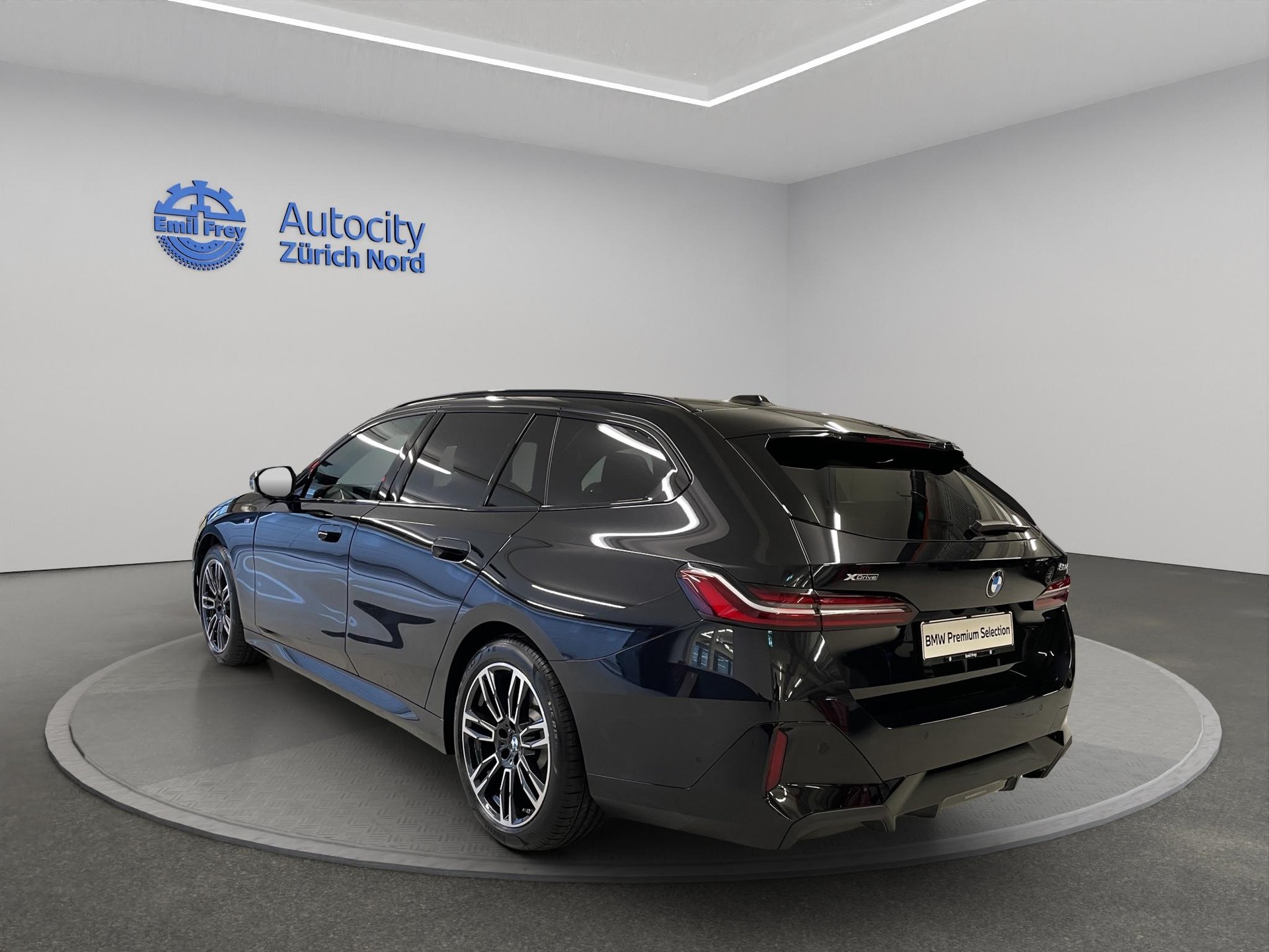 BMW 520d xDrive 48V Touring-showroom-element-3
